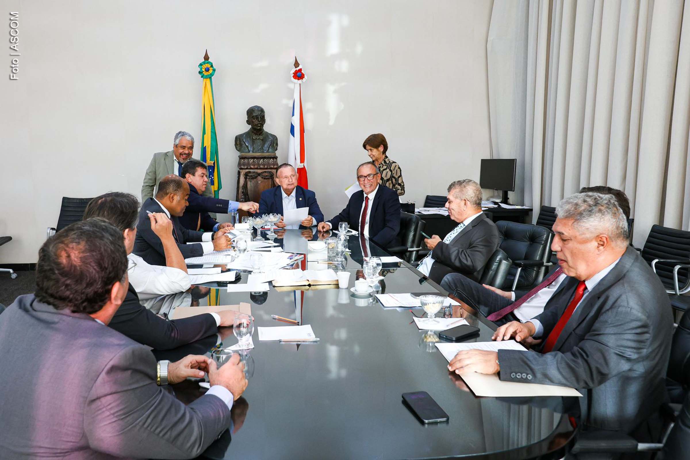 A Assembleia Legislativa da Bahia (ALBA) aprovou projetos que incluem a criação da Delegacia Especializada de Combate ao Racismo e à Intolerância Religiosa (DECRIN), além de ações relacionadas à transição energética, proteção ambiental, e melhorias no funcionalismo público estadual.