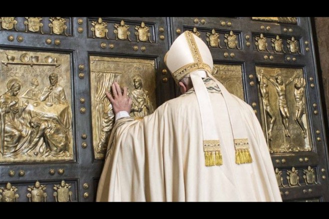 Papa Francisco abre a Porta Santa da Basílica de São Pedro, marcando o início do Jubileu de 2025, evento que promete mobilizar milhões de fiéis ao redor do mundo.