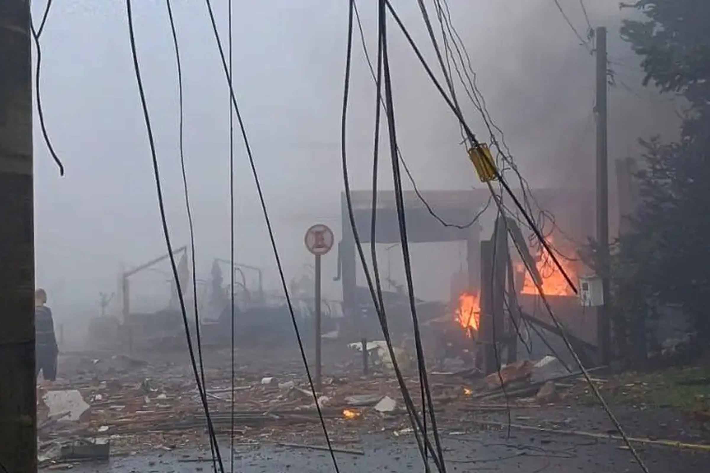 Queda de aeronave provoca incêndio, danos em edificações e deixa 17 feridos.