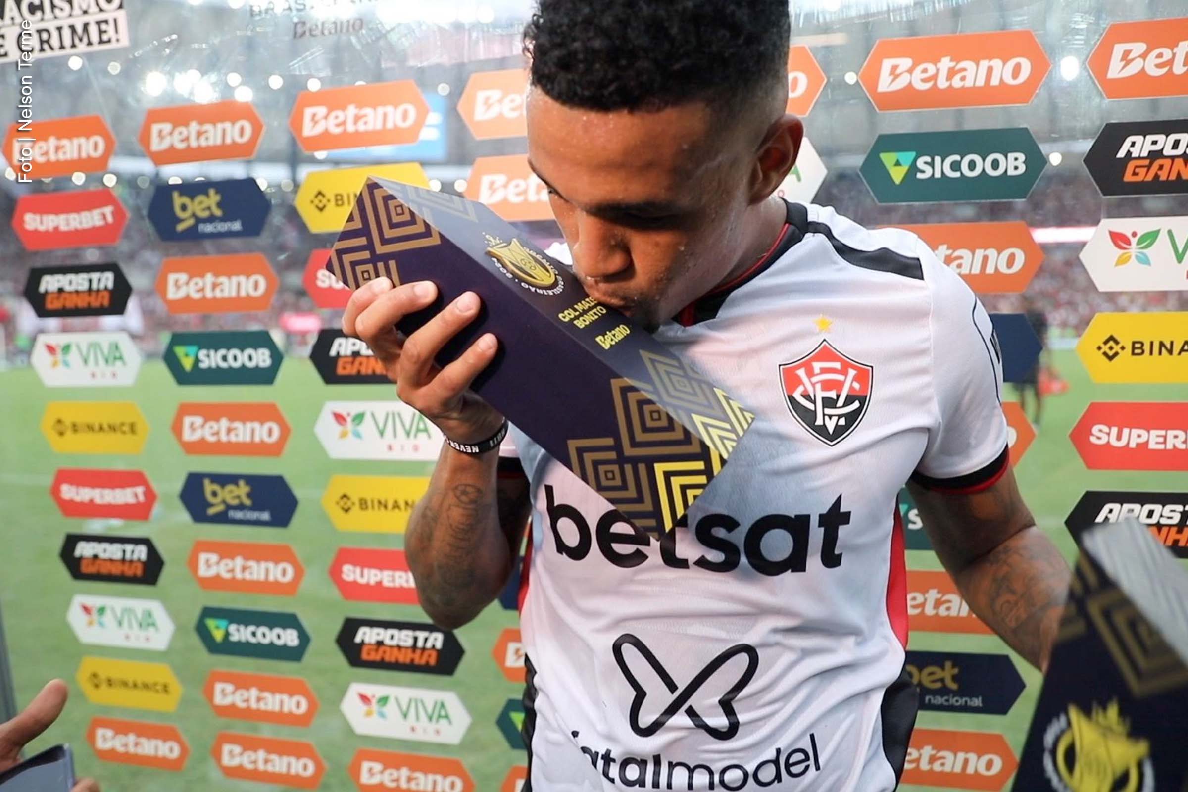 O atacante Alerrandro, do Vitória, recebeu o troféu de gol mais bonito do Campeonato Brasileiro Betano 2024. O gol, marcado durante o jogo contra o Cruzeiro, foi escolhido por voto popular nas redes sociais da competição. Alerrandro, que terminou como artilheiro do torneio, comemorou a conquista e agradeceu aos companheiros e à torcida do Vitória.