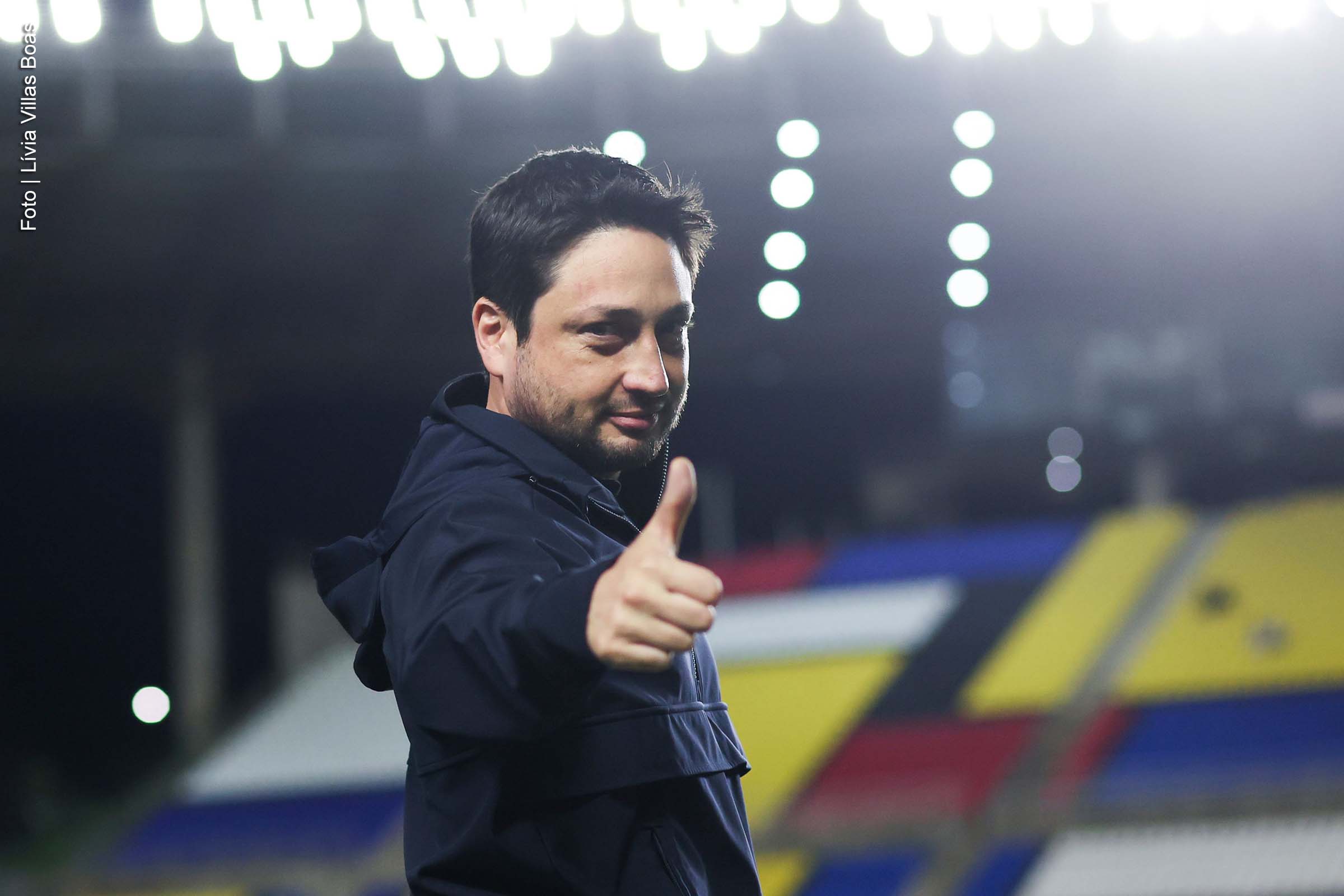 Arthur Elias conquistou o terceiro lugar na premiação FIFA The Best de Melhor Treinador(a) do Futebol Feminino, anunciada nesta terça-feira (17). A vencedora foi Emma Hayes, técnica da seleção dos Estados Unidos. Em 2024, Arthur também obteve destaque em outras premiações, como a Bola de Ouro, onde ficou em terceiro lugar na categoria Técnico do Ano, e o Prêmio Brasil Olímpico, no qual foi eleito Melhor Treinador Coletivo.