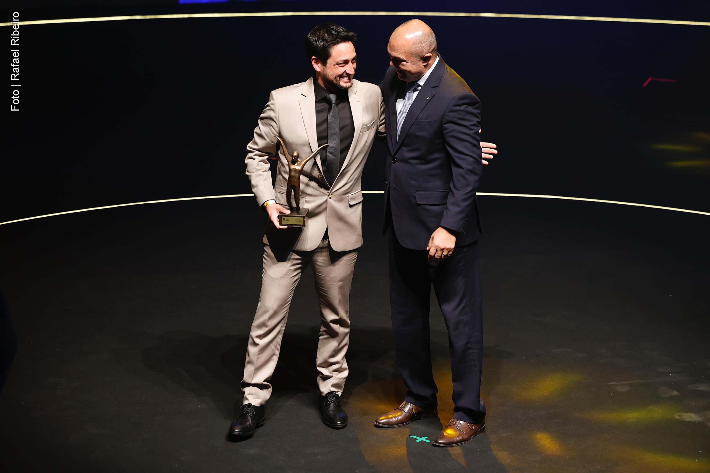 Arthur Elias foi eleito Melhor Treinador Coletivo no Prêmio Brasil Olímpico 2024, em cerimônia realizada no Rio de Janeiro. A premiação, organizada pelo Comitê Olímpico do Brasil (COB), também reconheceu a Seleção Brasileira Feminina como Equipe do Ano pela medalha de prata conquistada nos Jogos Olímpicos de Paris.