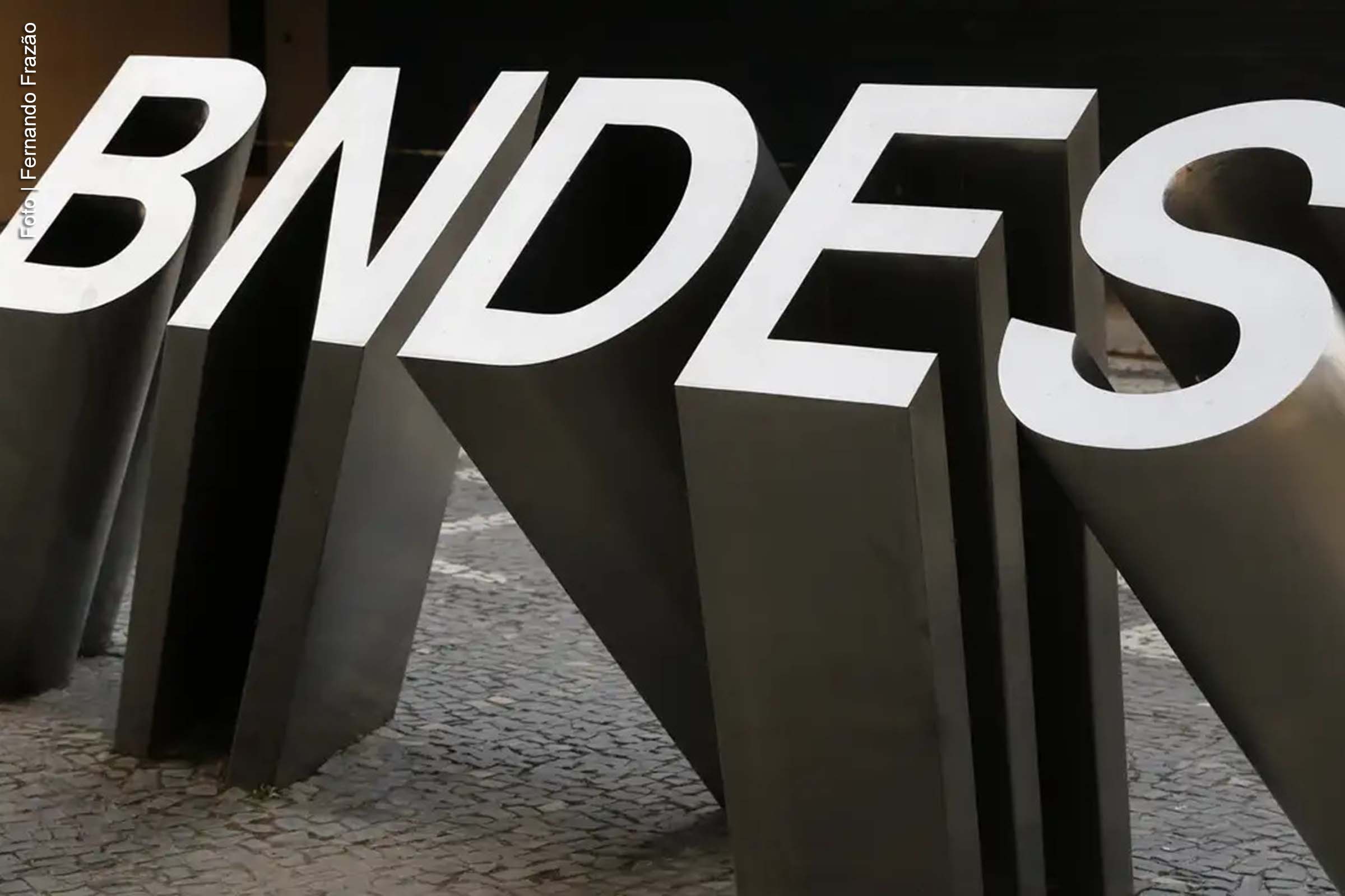 O Banco Nacional de Desenvolvimento Econômico e Social (BNDES) e o Consórcio Nordeste (CNE) firmaram um acordo de cooperação técnica nesta quinta-feira (12) em Natal. O acordo visa apoiar a estruturação de projetos e políticas públicas, promover o intercâmbio de informações e capacitação, além de estimular iniciativas voltadas para o desenvolvimento da região Nordeste. A parceria tem como objetivo a promoção da sustentabilidade e o fortalecimento de áreas estratégicas da economia nordestina.