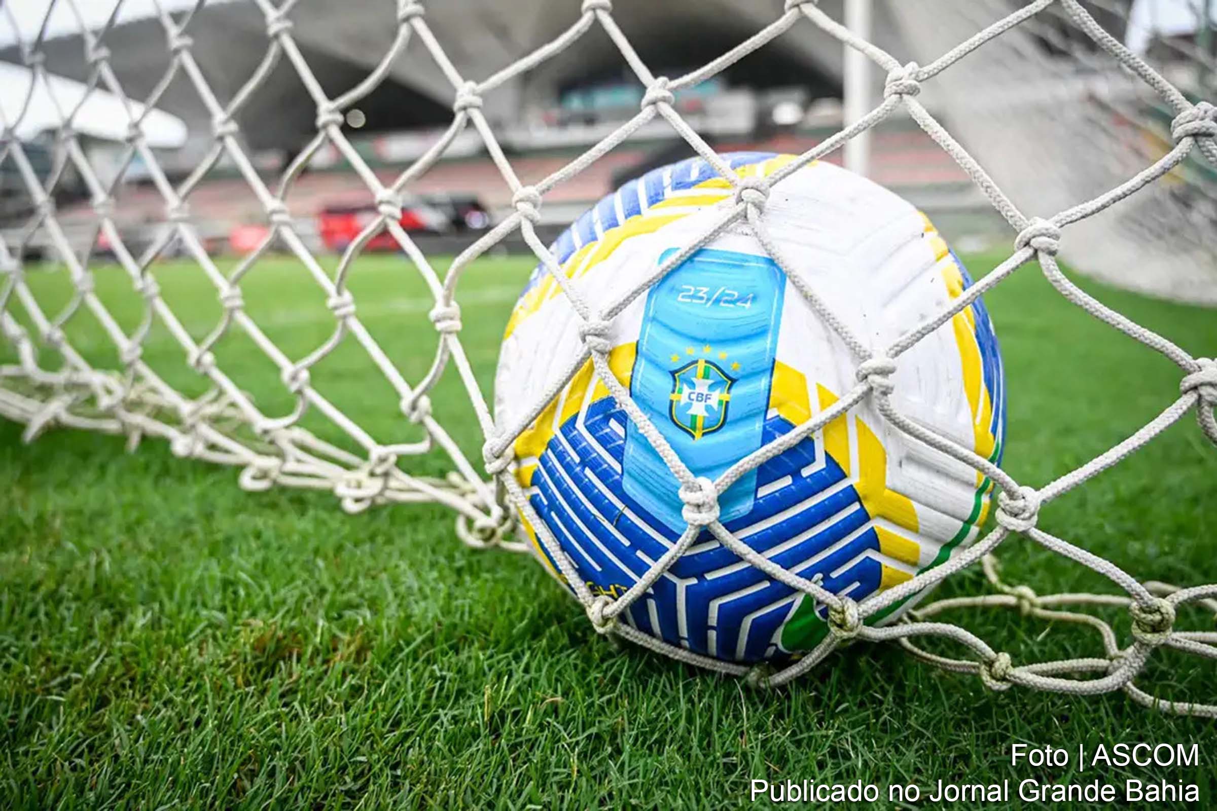 A disputa pelo Troféu Roberto Dinamite, destinado ao artilheiro do Campeonato Brasileiro, está acirrada e promete definir seu vencedor somente na última rodada, marcada para domingo (8). Yuri Alberto, do Corinthians, e Alerrandro, do Vitória, lideram a classificação com 13 gols, seguidos por Estevão, do Palmeiras, com 12 gols. A competição para o prêmio de melhor goleador do torneio está cada vez mais intensa, com outros candidatos ainda na briga.