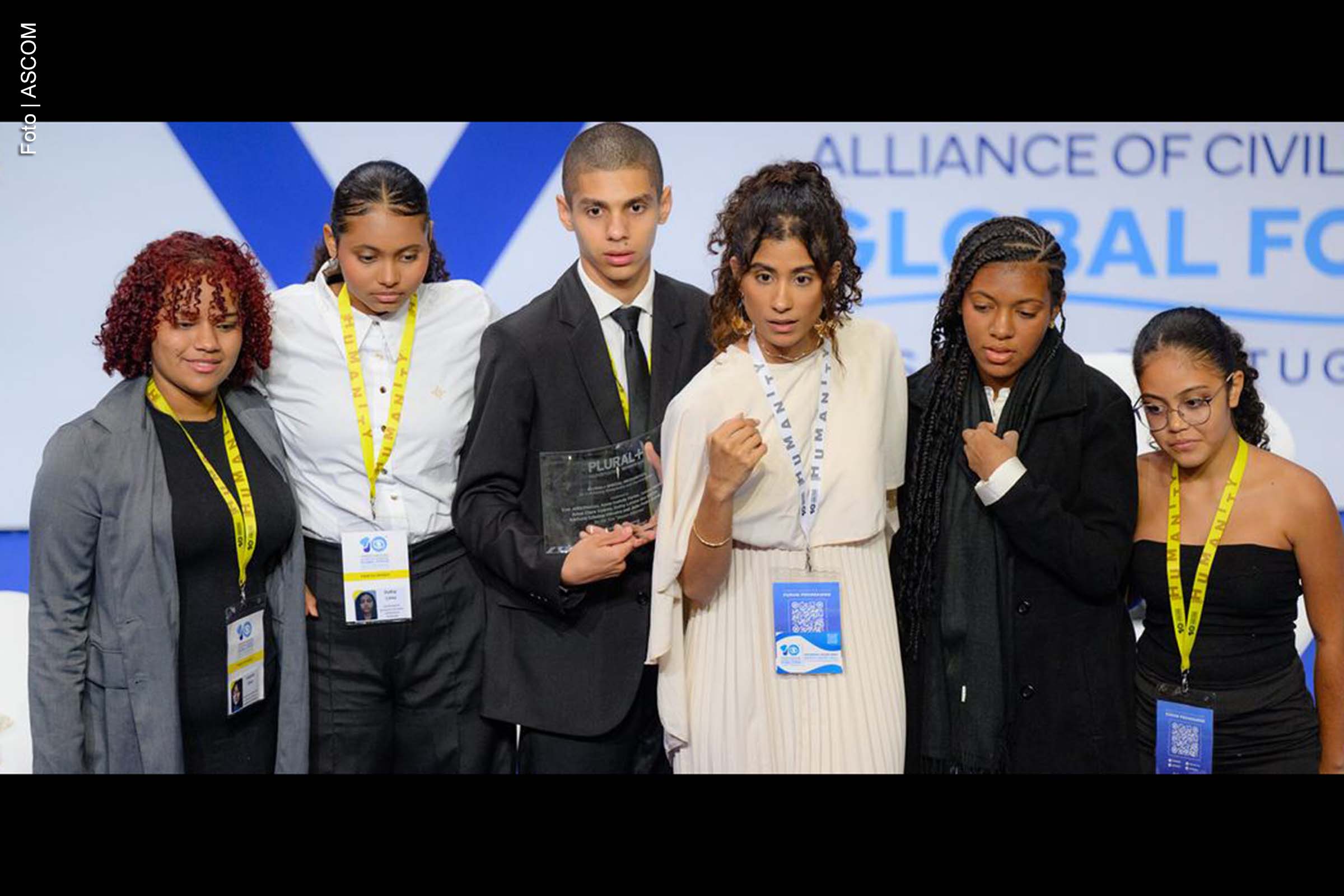Estudantes da Escola Municipal Santa Terezinha, de Petrolina, durante a cerimônia de premiação do Plural+ Youth Video Festival em Portugal, em novembro de 2024.