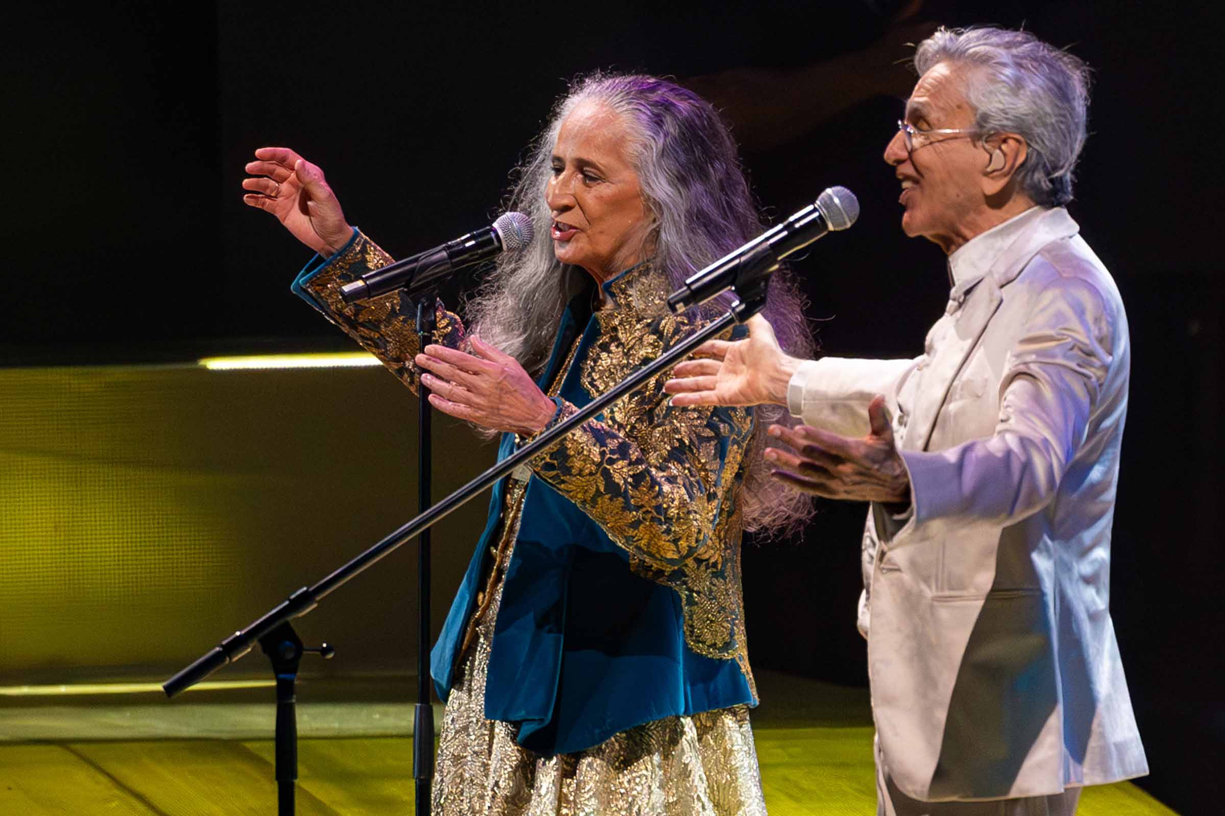 Caetano Veloso e Maria Bethânia encantam público de 50 mil pessoas em apresentação conjunta na Arena Fonte Nova, com nova data confirmada para fevereiro de 2025.