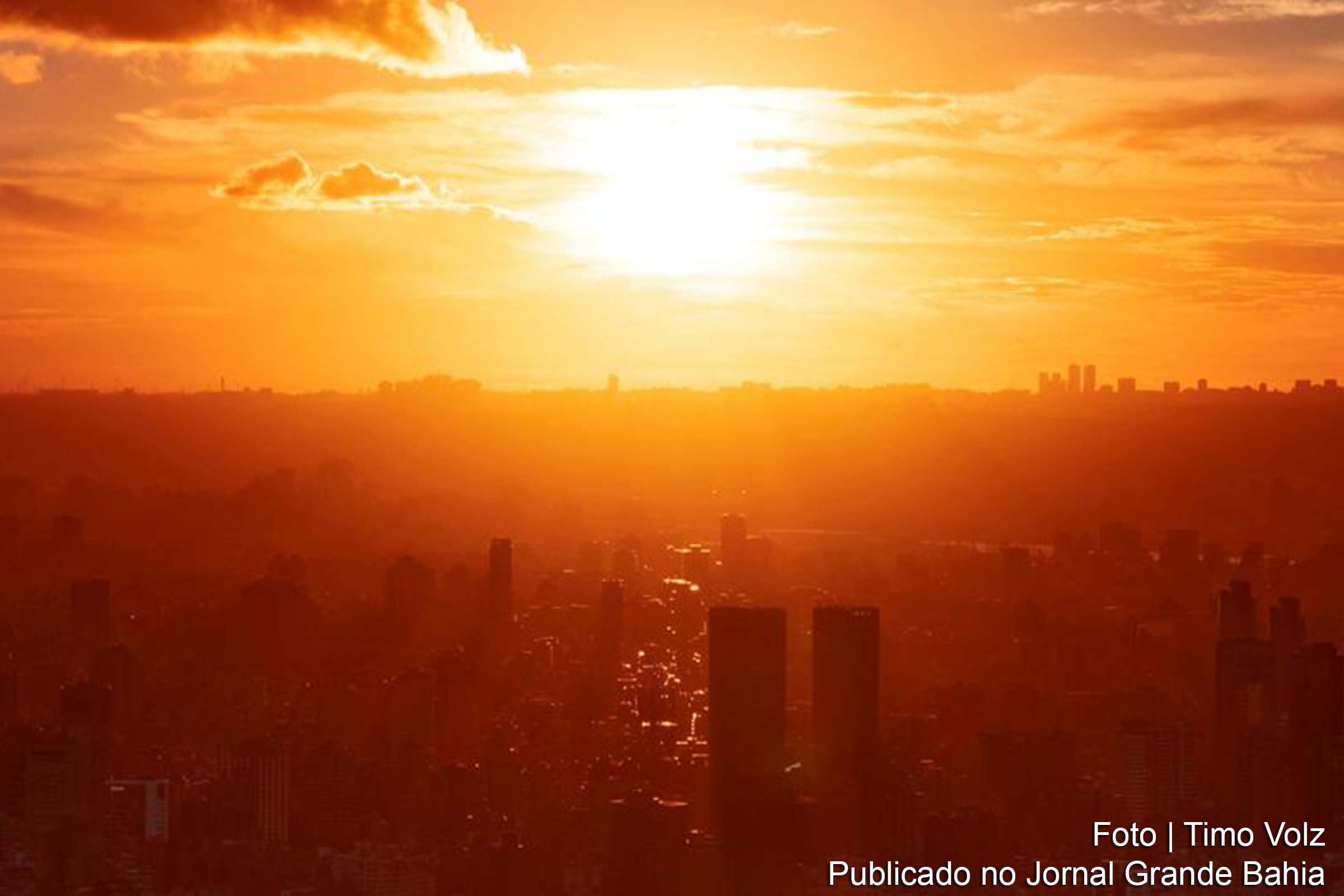 O ano de 2024 marca o primeiro a ultrapassar o limite de aquecimento global de 1,5°C em relação aos níveis pré-industriais, conforme apontado pelo Serviço de Alterações Climáticas (C3S) do observatório Copernicus. O mês de novembro, que já foi o segundo mais quente da história, sinaliza uma continuidade do aquecimento nos próximos meses, com previsões de manter temperaturas globais recordes em 2025. O descompasso com as metas do Acordo de Paris persiste, refletindo a falta de ação eficaz na redução das emissões de gases de efeito estufa.