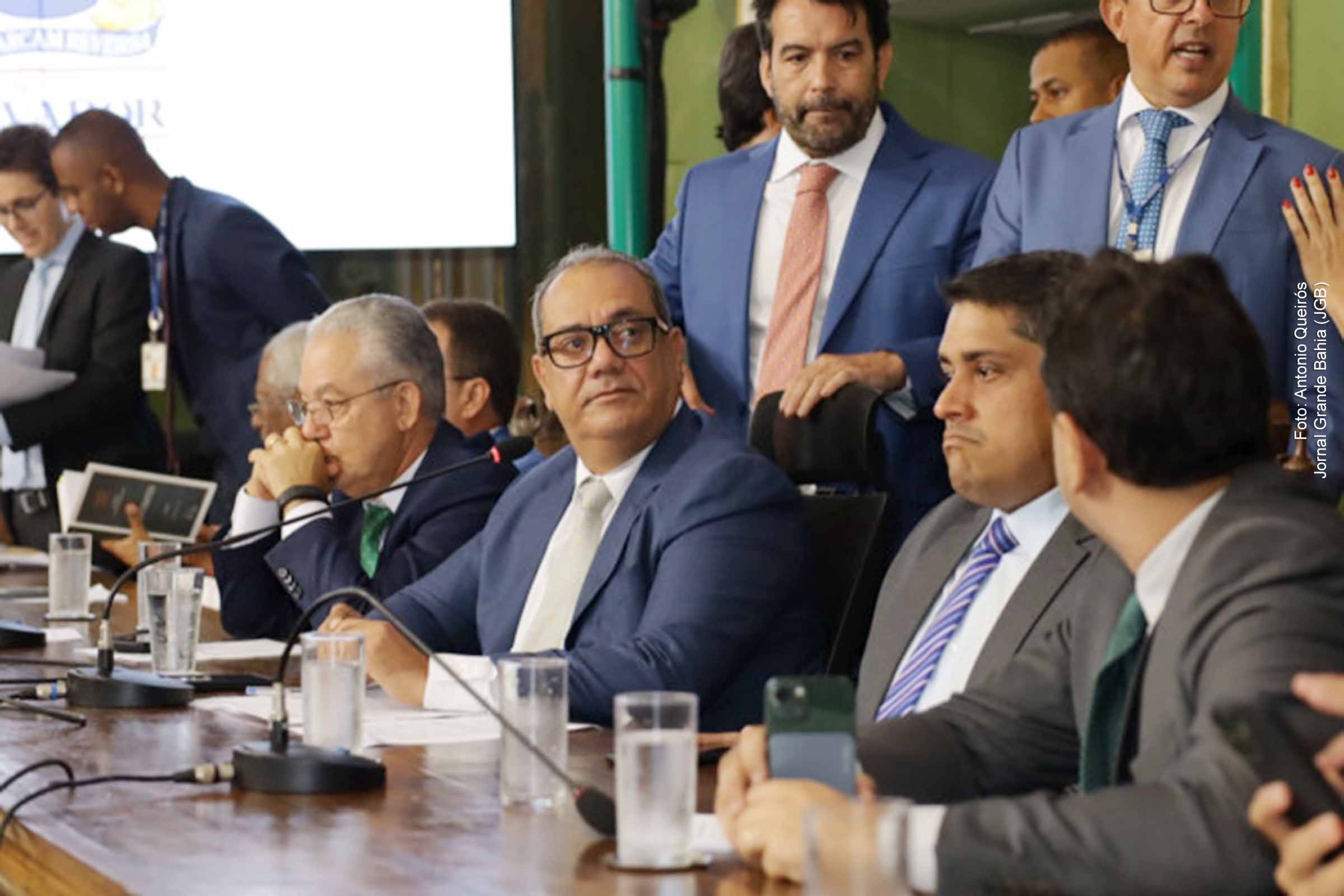 Legisladores aprovam a Lei Orçamentária Anual, destacando investimentos em áreas sociais e infraestrutura. Projetos de modernização também são discutidos, assim como propostas que afetam a estrutura administrativa da Prefeitura.