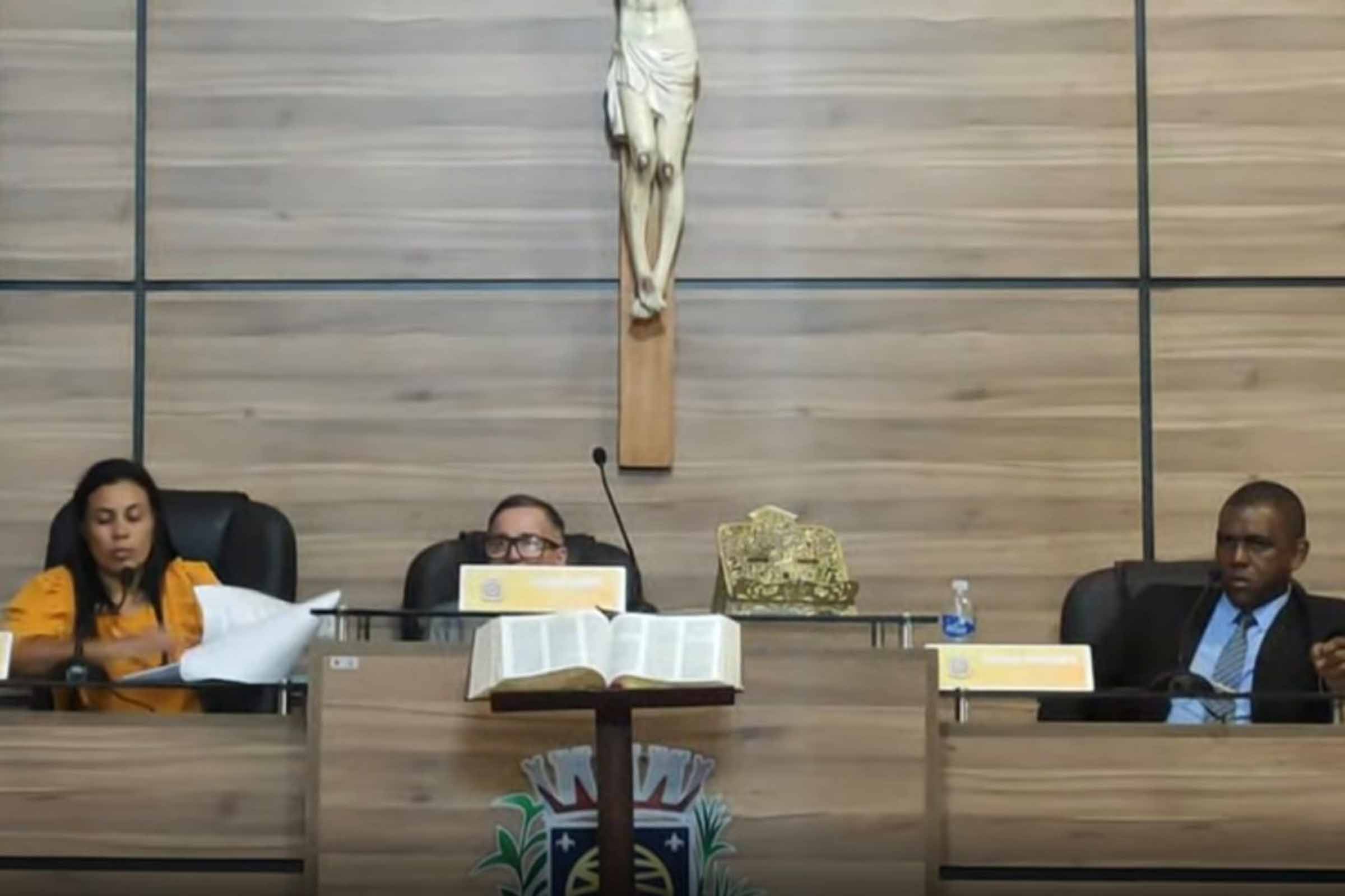 Câmara de Municipal de Santo Amaro enfrenta polêmica após tentativa irregular de afastar a prefeita Alessandra Gomes.