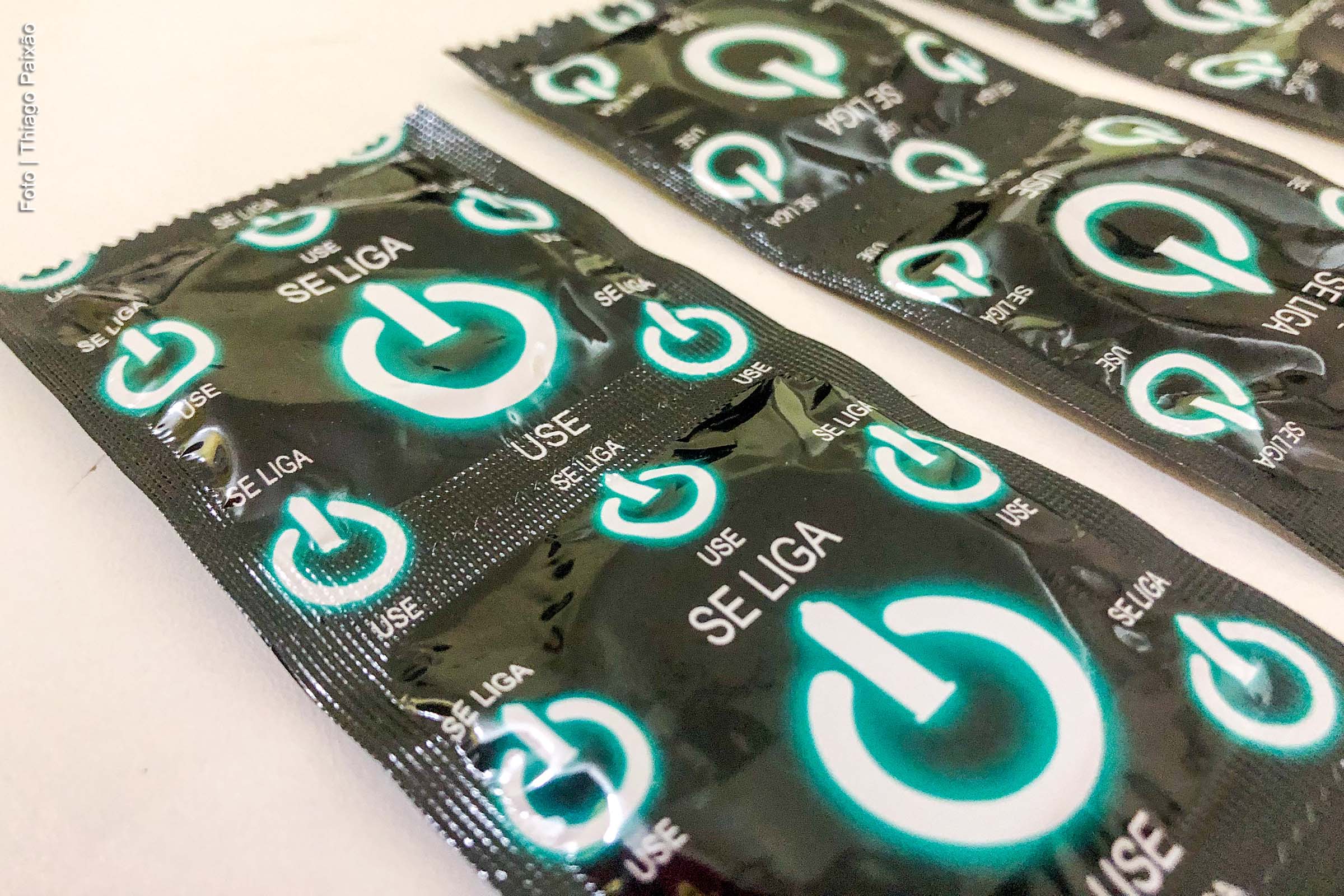 Os postos de saúde de Feira de Santana disponibilizam gratuitamente preservativos masculinos e femininos, além de lubrificantes, como parte das ações de prevenção às Infecções Sexualmente Transmissíveis (ISTs). A campanha Dezembro Vermelho reforça a importância do uso desses itens para evitar infecções, como o HIV e a Aids.