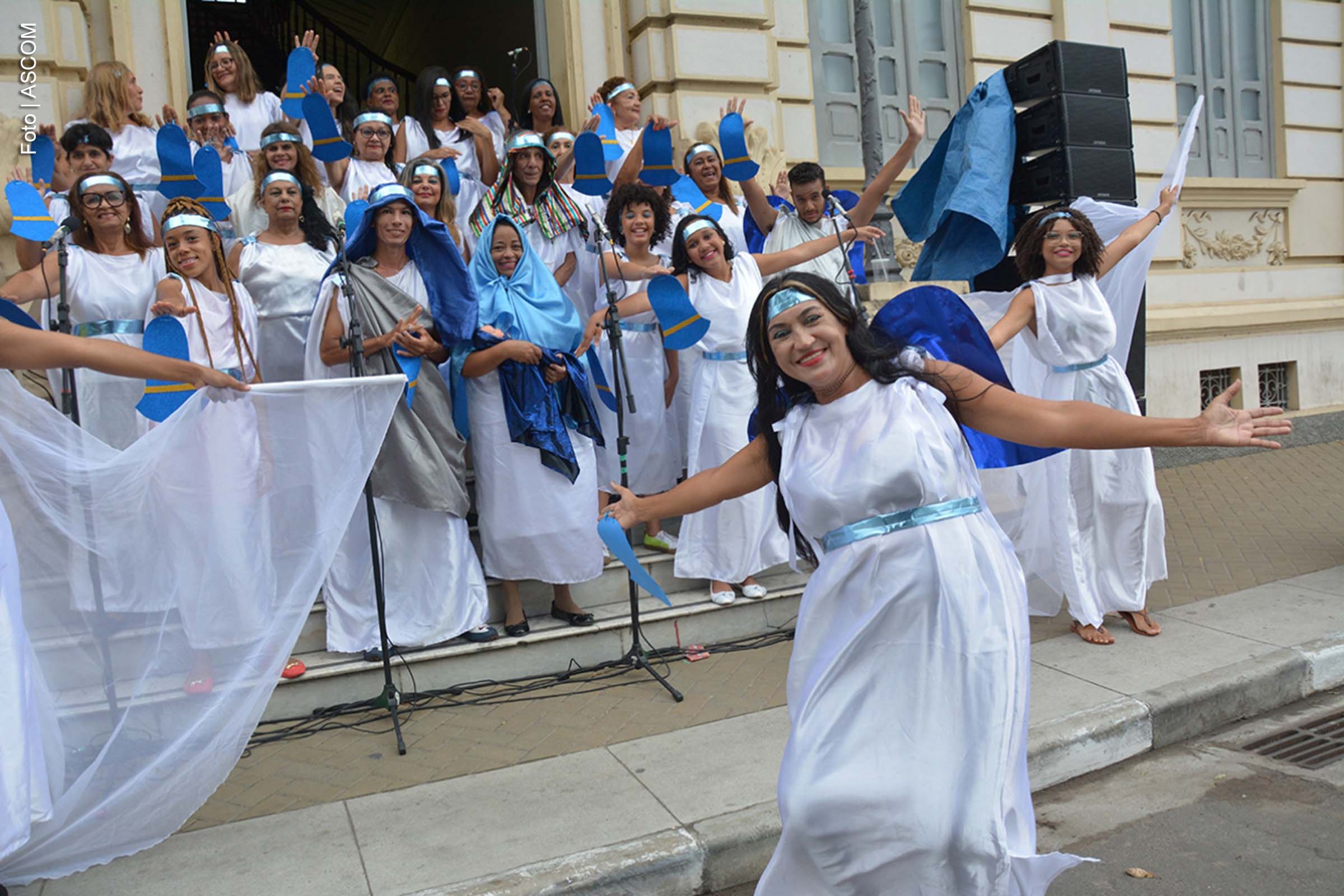 A Cantata de Natal no Paço Municipal tem início nesta segunda-feira (16) em Feira de Santana, com apresentações musicais diárias até o dia 20. A iniciativa integra a programação natalina da Prefeitura, que inclui ônibus iluminados e decoração especial no centro comercial. O evento busca promover o espírito natalino e movimentar o comércio local.