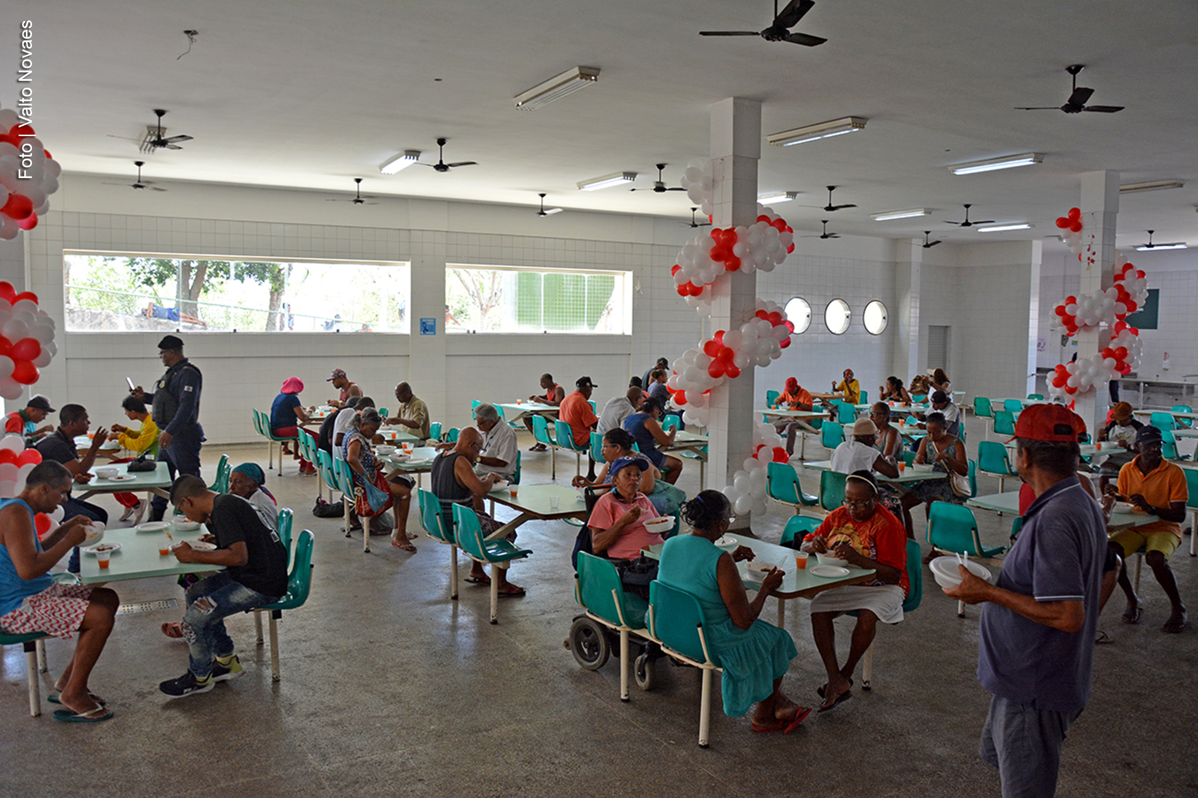 Caruru de Santa Bárbara reúne devotos em celebração no Restaurante Popular de Feira de Santana