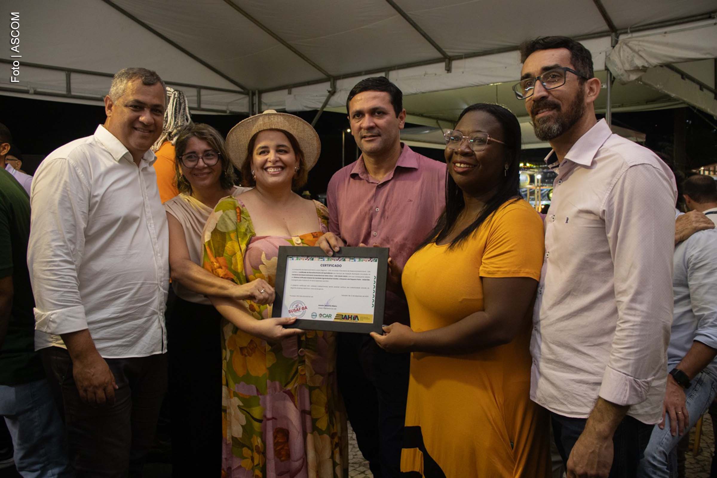 A certificação do Sistema Unificado Estadual de Sanidade Agroindustrial Familiar, Artesanal e de Pequeno Porte (Susaf/BA) foi entregue a mais de 40 empreendimentos da agricultura familiar da Bahia, durante a 15ª Feira Baiana da Agricultura Familiar e Economia Solidária. Com o selo, os produtos poderão ser comercializados em todo o estado, ampliando os mercados para os pequenos produtores. A certificação foi recebida por consórcios públicos de diversas regiões baianas e promoverá um modelo de desenvolvimento mais sustentável. O Susaf, criado pela Lei nº 14.636/2023, visa à simplificação da comercialização e à segurança alimentar. A Feira contou com o apoio de diversas entidades e patrocinadores.