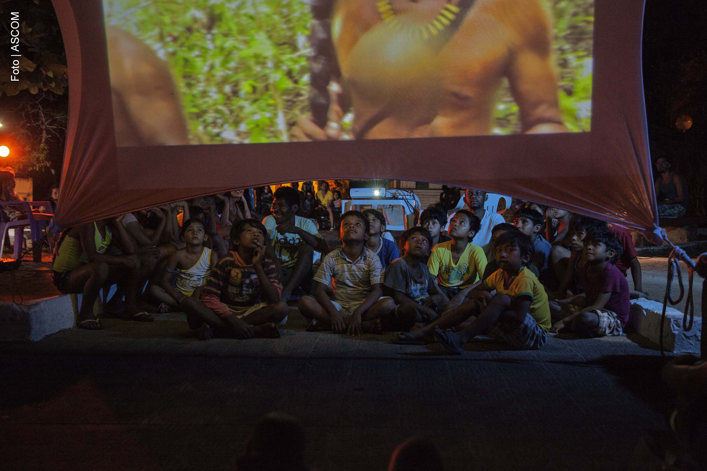 Após o sucesso da 9ª edição em Salvador, o Cine Kurumin segue sua programação e chega a três territórios indígenas da Bahia: Payayá, Pataxó e Tupinambá. As atividades incluem mostras de cinema, como a de filmes Yanomami, e oficinas de produção audiovisual. O evento busca fortalecer a presença da cultura indígena e criar diálogos interculturais através da exibição e discussão de produções cinematográficas.