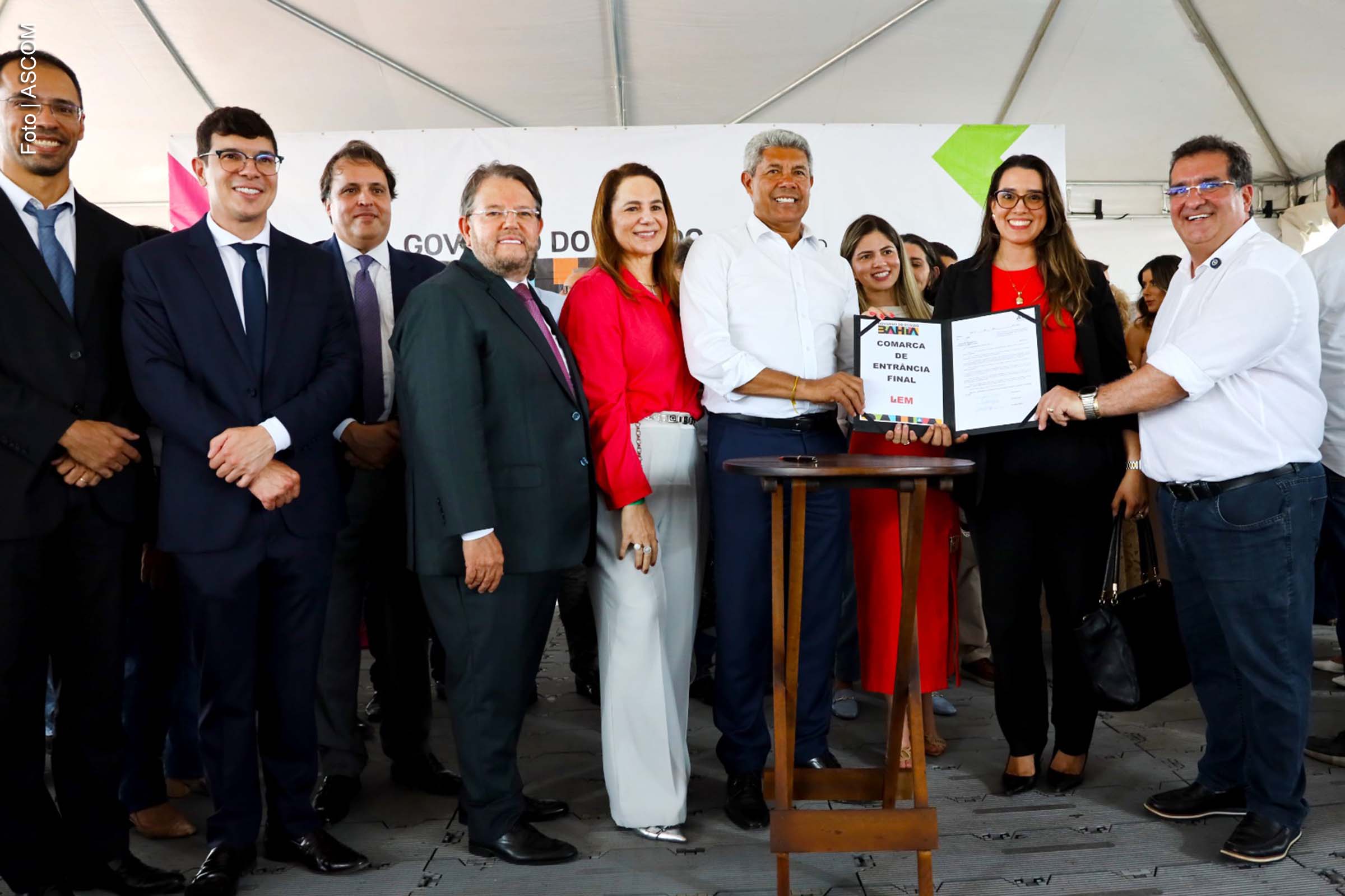 A Comarca de Luís Eduardo Magalhães foi elevada a entrância final, com a assinatura da Lei nº 14.797/2024, sancionada pelo Governador Jerônimo Rodrigues. O evento contou com a presença de autoridades do Judiciário e Executivo, e resultou na ampliação do número de Varas na comarca. Com a mudança, a cidade passa a ter oito Varas, com a inclusão de novas unidades judiciais, atendendo à crescente demanda regional.