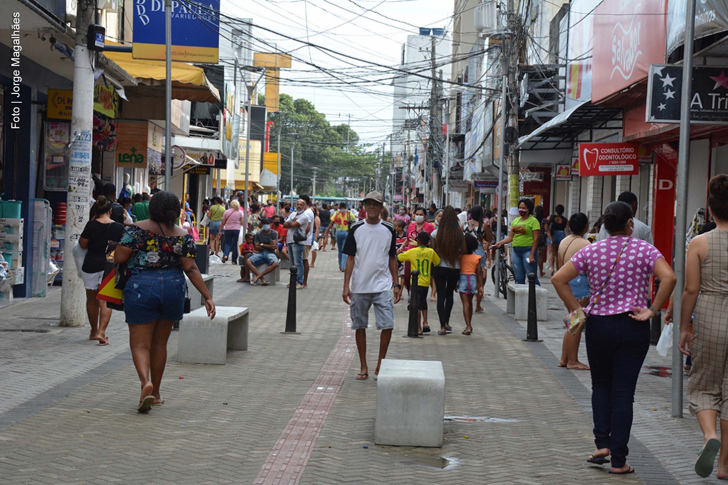 A Prefeitura de Feira de Santana publicou o Decreto nº 13.723, autorizando o comércio local a funcionar em horários ampliados durante o período que antecede o Natal. A medida visa atender à maior demanda comercial e oferecer comodidade aos consumidores. O decreto, que entrou em vigor no sábado (7), abrange o período de 9 a 24 de dezembro e garante direitos trabalhistas para os empregados do setor.