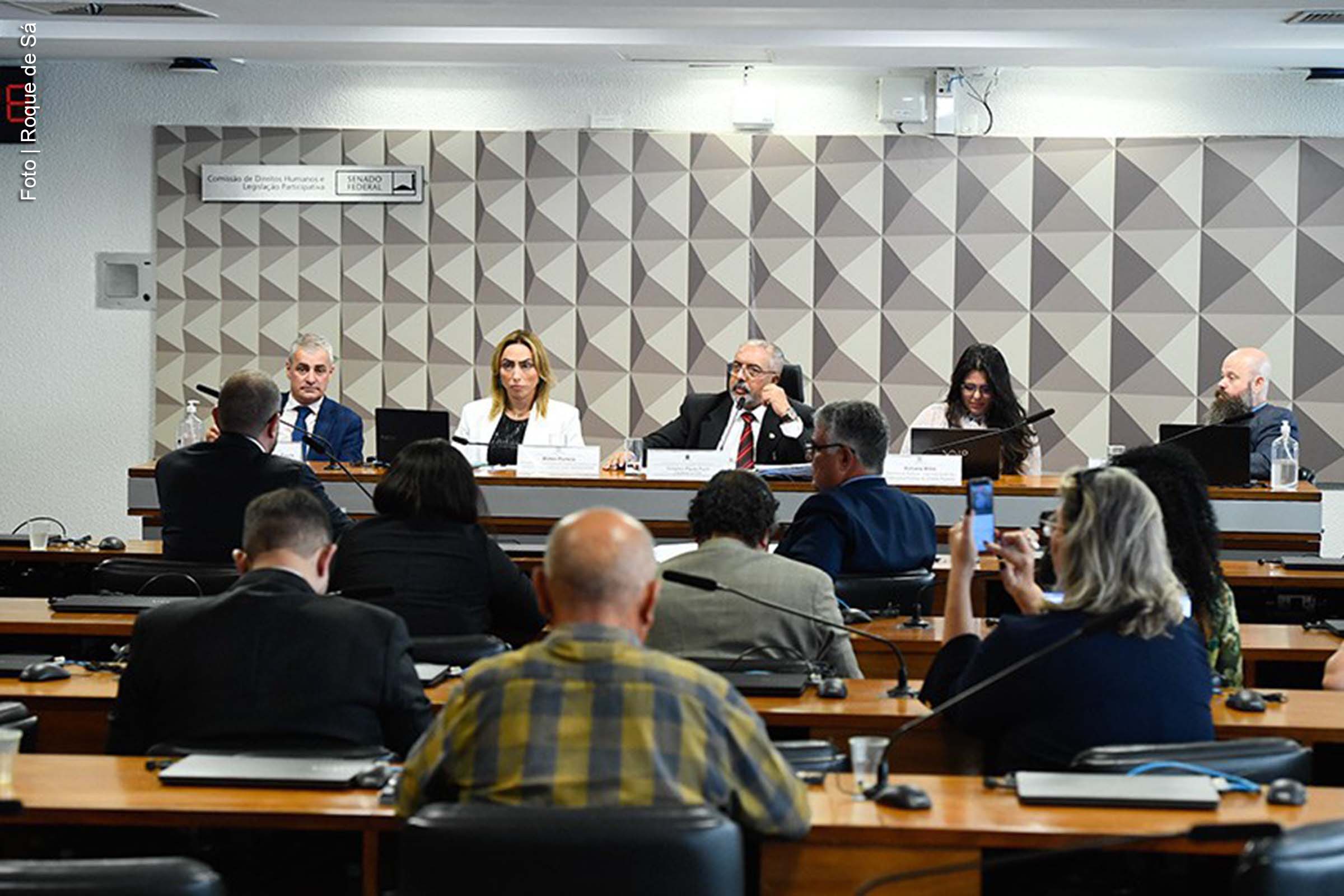 A audiência pública da Comissão de Direitos Humanos (CDH), realizada nesta segunda-feira (16), debateu temas relacionados à aplicação da Lei Maria da Penha, incluindo o impacto das acusações falsas e a persistência da violência contra as mulheres. Especialistas e legisladores apresentaram propostas para aprimorar a legislação e discutir o aumento das penas para denunciação caluniosa.
