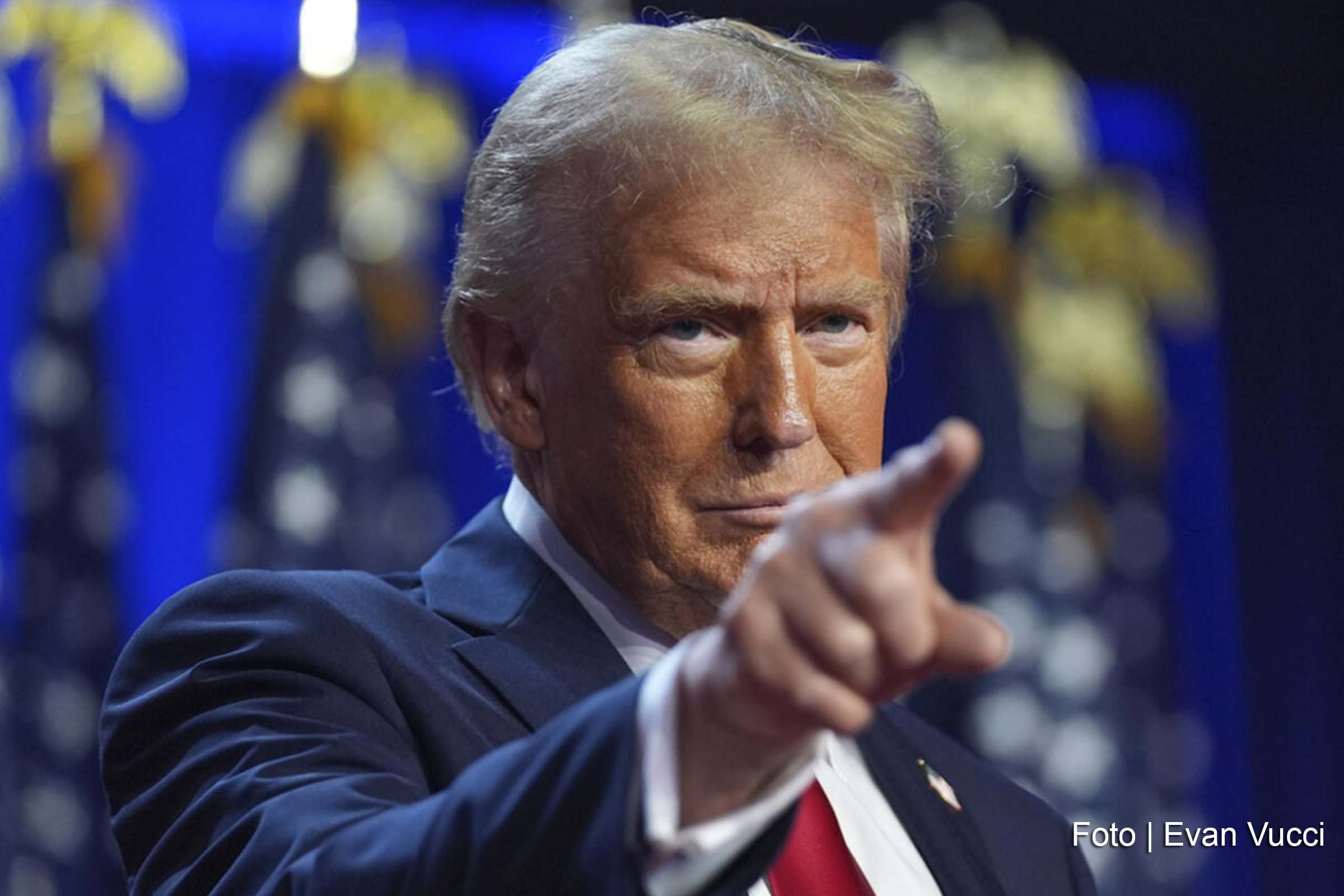 O governo dos Estados Unidos anunciou, na sexta-feira (12), um novo pacote de ajuda militar à Ucrânia, no valor de US$ 500 milhões. O secretário de Estado Antony Blinken informou que o apoio visa fornecer equipamentos essenciais para o esforço de defesa ucraniano. A assistência será proveniente de estoques previamente retirados do Departamento de Defesa dos EUA.