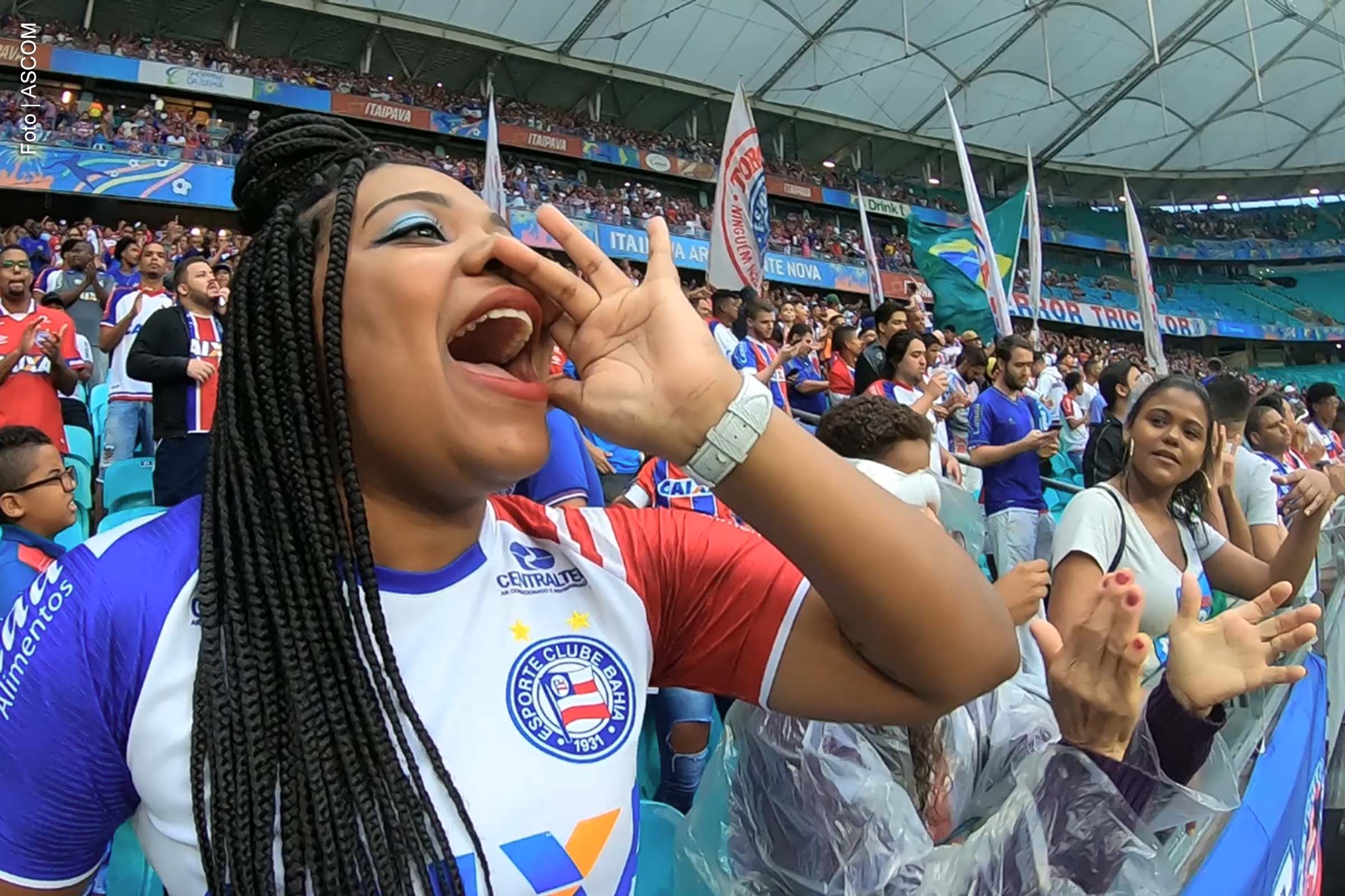 A série baiana “Donas do Baba” explora a relação das mulheres com o futebol, com foco não apenas no esporte, mas também nos aspectos culturais, profissionais e afetivos ligados a essa prática. Com cinco episódios disponíveis no YouTube, a produção reúne relatos de jornalistas, jogadoras, torcedoras e advogadas que trazem diferentes perspectivas sobre o impacto do futebol em suas vidas. A série foi criada com uma abordagem feminista e busca amplificar a presença das mulheres em um ambiente predominantemente masculino.
