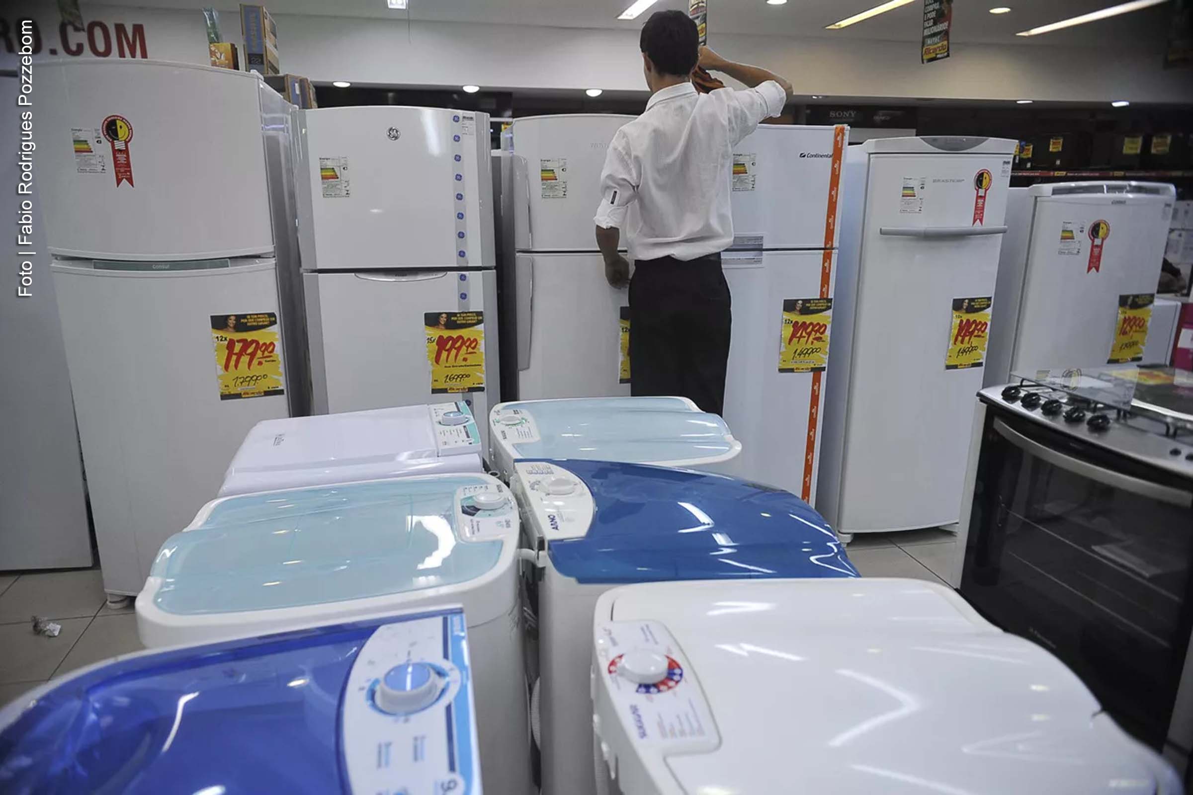 O vice-presidente e ministro do Desenvolvimento, Indústria, Comércio e Serviços, Geraldo Alckmin, informou, nesta quinta-feira (4), que a Associação Nacional de Fabricantes de Produtos Eletroeletrônicos (Eletros) irá investir R$ 5 bilhões no Brasil até 2027. O anúncio foi feito após reunião entre o governo e representantes da Eletros, que detalharam planos de expansão e inovação. A previsão é que o setor registre um crescimento de 25% em 2024.