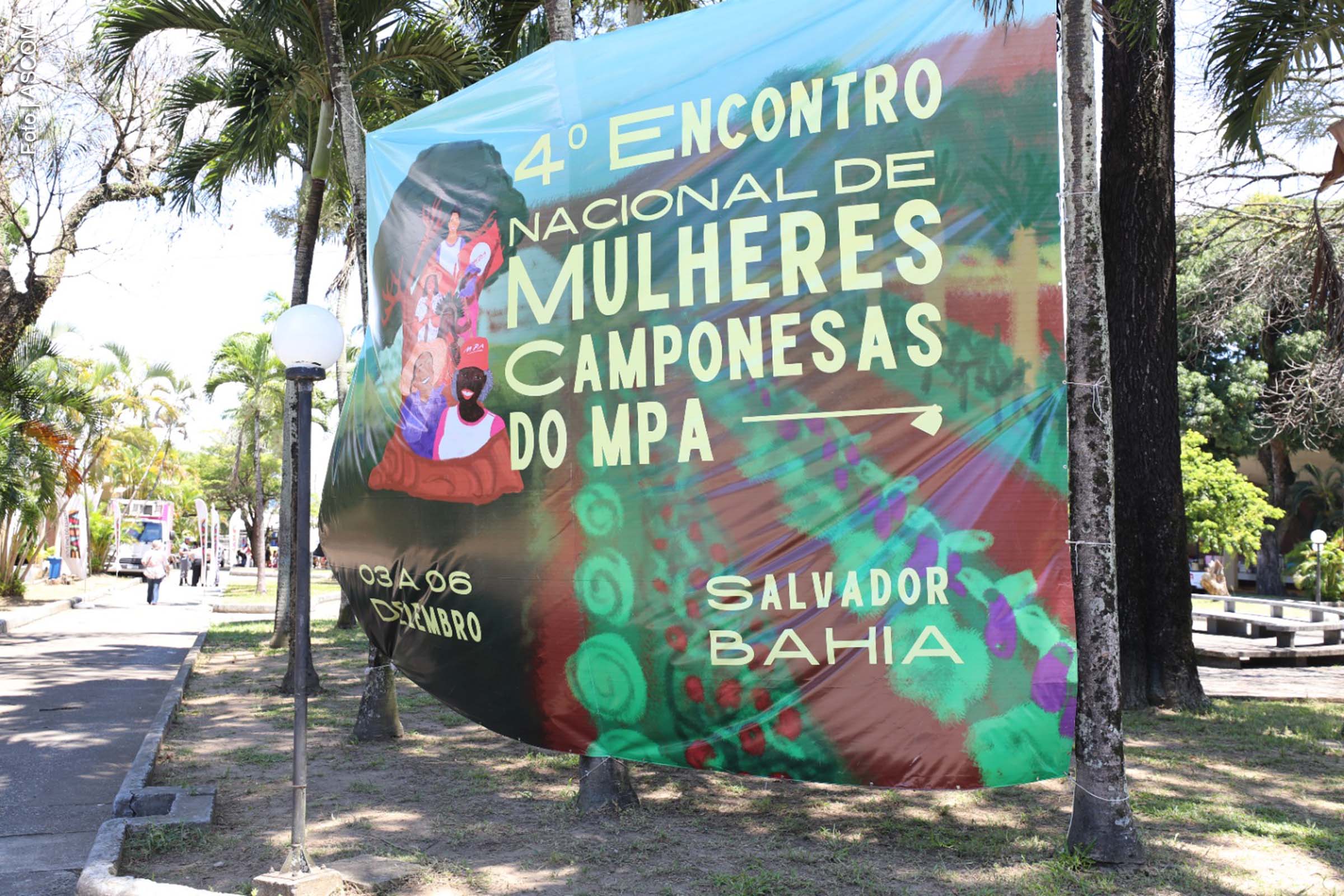 O IV Encontro Nacional de Mulheres Camponesas reuniu, entre os dias 3 e 6 de dezembro de 2024, mais de mil mulheres de 19 estados brasileiros e convidadas internacionais na Escola Parque, em Salvador. O evento abordou temas como Educação do Campo, agroecologia e soberania alimentar, além de promover uma feira camponesa e atividades culturais.