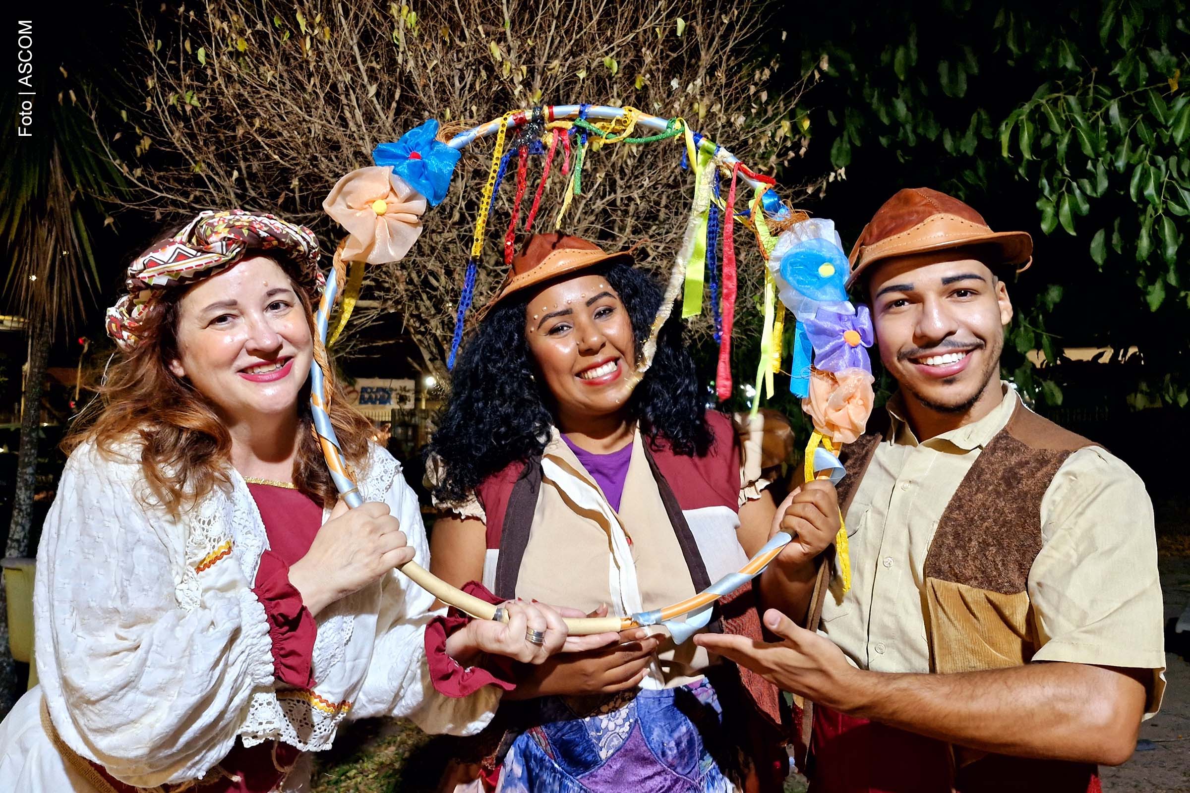 O projeto "Domingo Tem Teatro Social" tem proporcionado uma experiência cultural inédita a 1.600 pessoas, entre estudantes e membros de comunidades atendidas por instituições sociais de Feira de Santana. Desde junho de 2024, o projeto promoveu apresentações teatrais acessíveis, com foco na inclusão e no acesso à arte para diversos públicos. A iniciativa, que se encerra em dezembro, oferece espetáculos em diversos bairros da cidade e tem como objetivo proporcionar o acesso à cultura para aqueles com dificuldades de locomoção e inclusão social.