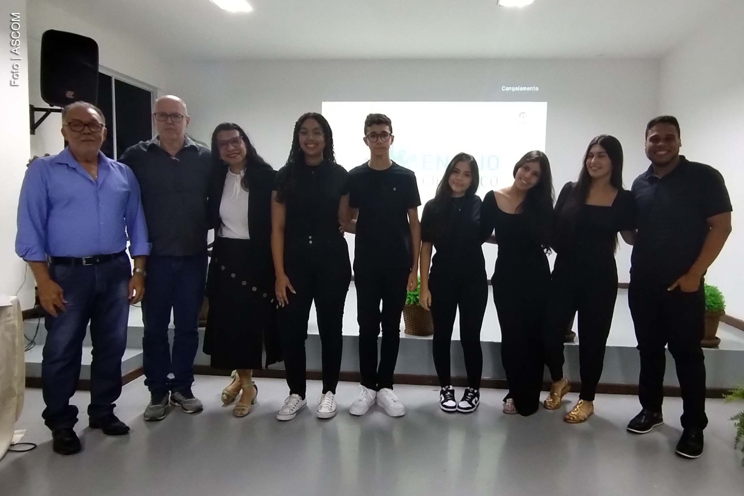 Estudantes do 9º ano de Feira de Santana apresentaram propostas de intervenção social durante o projeto pedagógico Ensaio Científico. A iniciativa incluiu pesquisas de campo, coleta de dados e proposições voltadas para questões locais, com temas variados que foram avaliados por uma banca composta por acadêmicos e autoridades públicas.