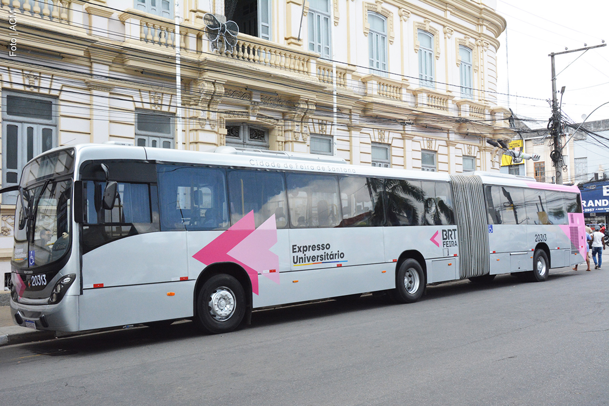 A Prefeitura de Feira de Santana ampliou o serviço do Expresso Universitário com a implantação da linha 2, anunciada nesta terça-feira (17). A linha, operada com dois novos ônibus articulados, passará a atender os estudantes da Universidade Estadual de Feira de Santana (UEFS) e demais usuários do transporte público, proporcionando maior conforto e agilidade. O serviço será realizado entre 5h30 e 23h30, com intervalos de 40 minutos.