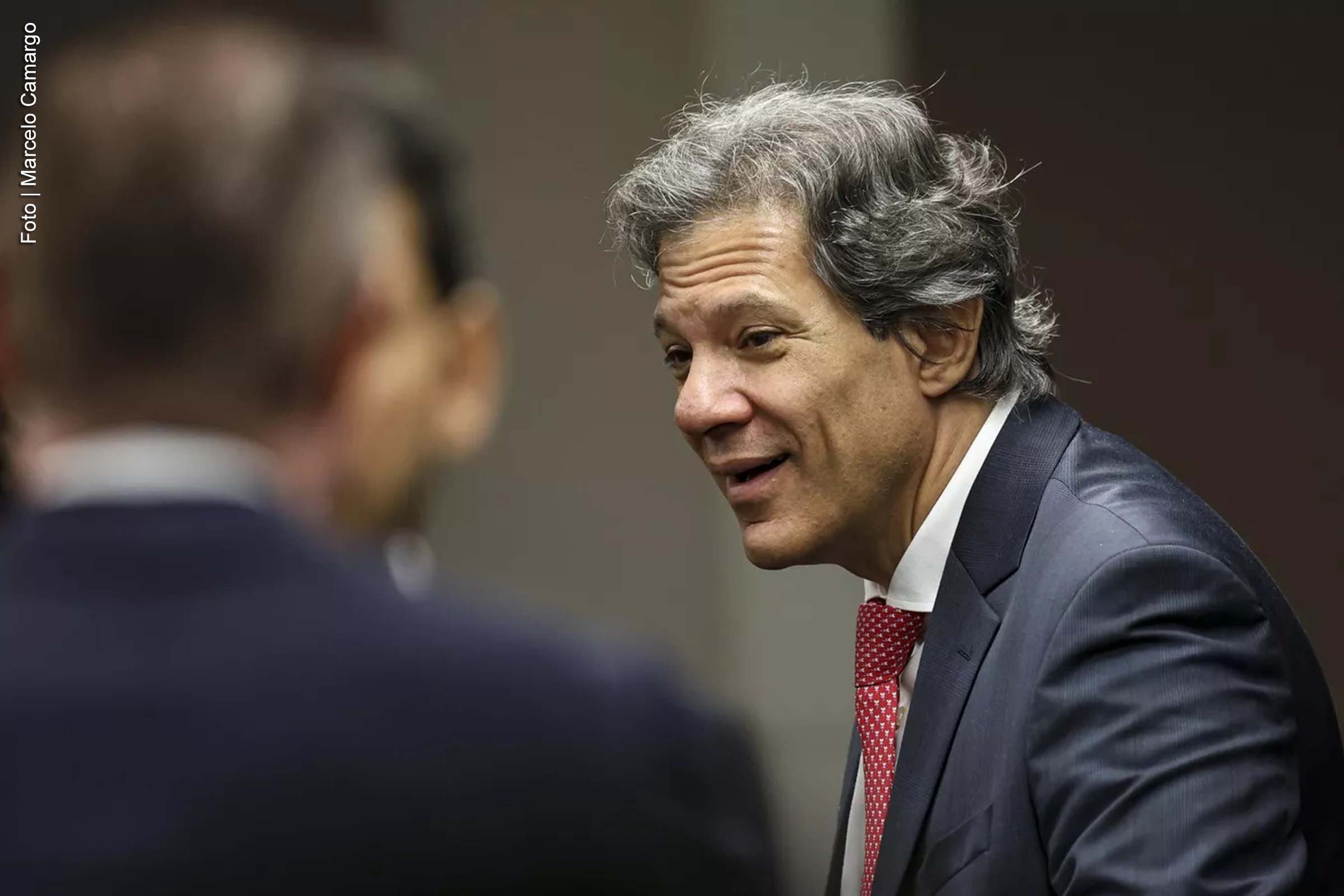 Com o prazo parlamentar encerrando nesta semana, o governo federal articula medidas para aprovar um pacote fiscal que prevê cortes de gastos e aumento na arrecadação. A aprovação exige esforço nas negociações e a liberação de bilhões em emendas para garantir apoio dos parlamentares.