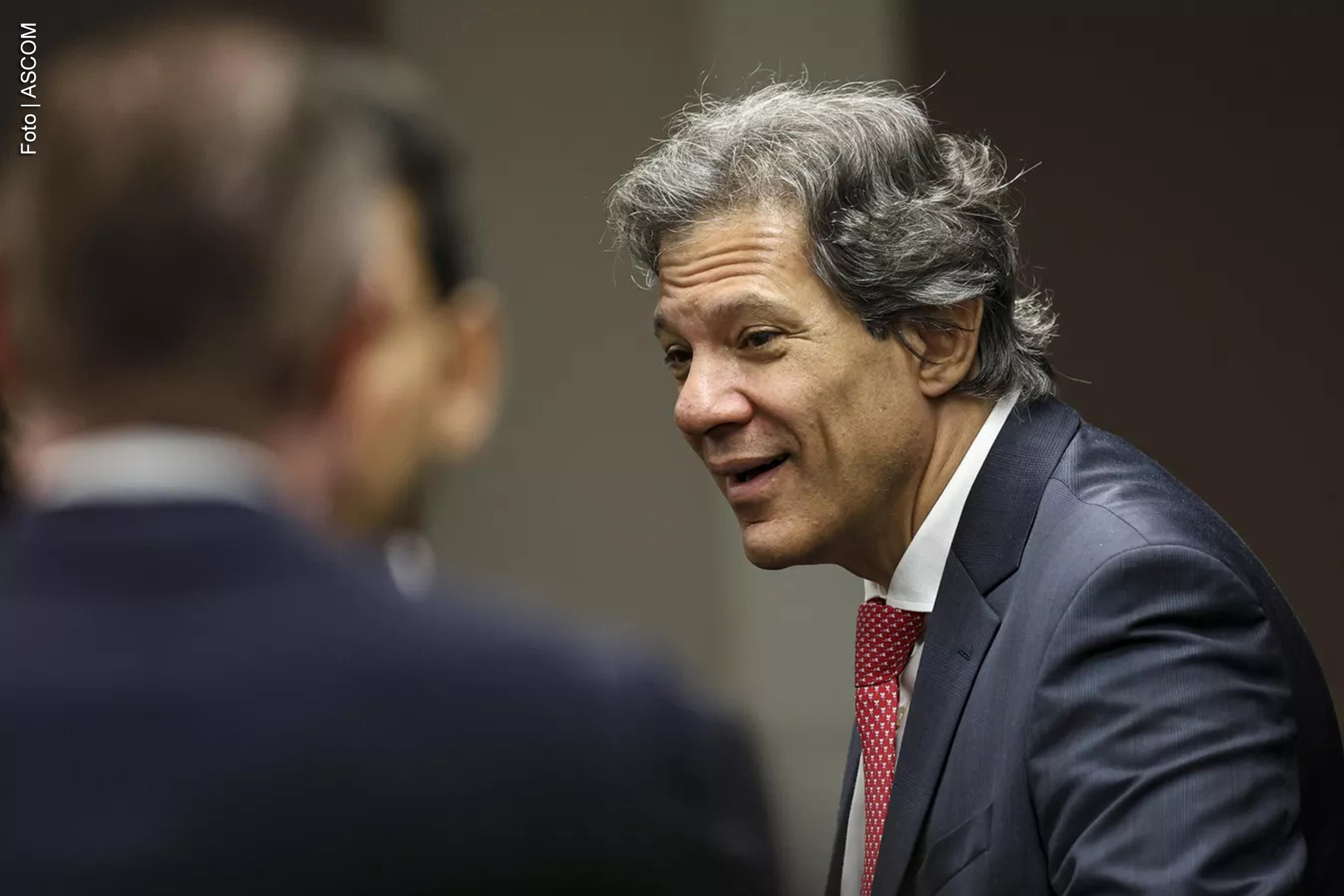 O dólar alcançou nesta quarta-feira (18) a maior cotação da história, fechando o dia a R$ 6,26. A valorização da moeda norte-americana ocorre em meio à pressão do mercado sobre o pacote de corte de gastos públicos anunciado pelo governo federal, que está sendo discutido no Congresso Nacional.