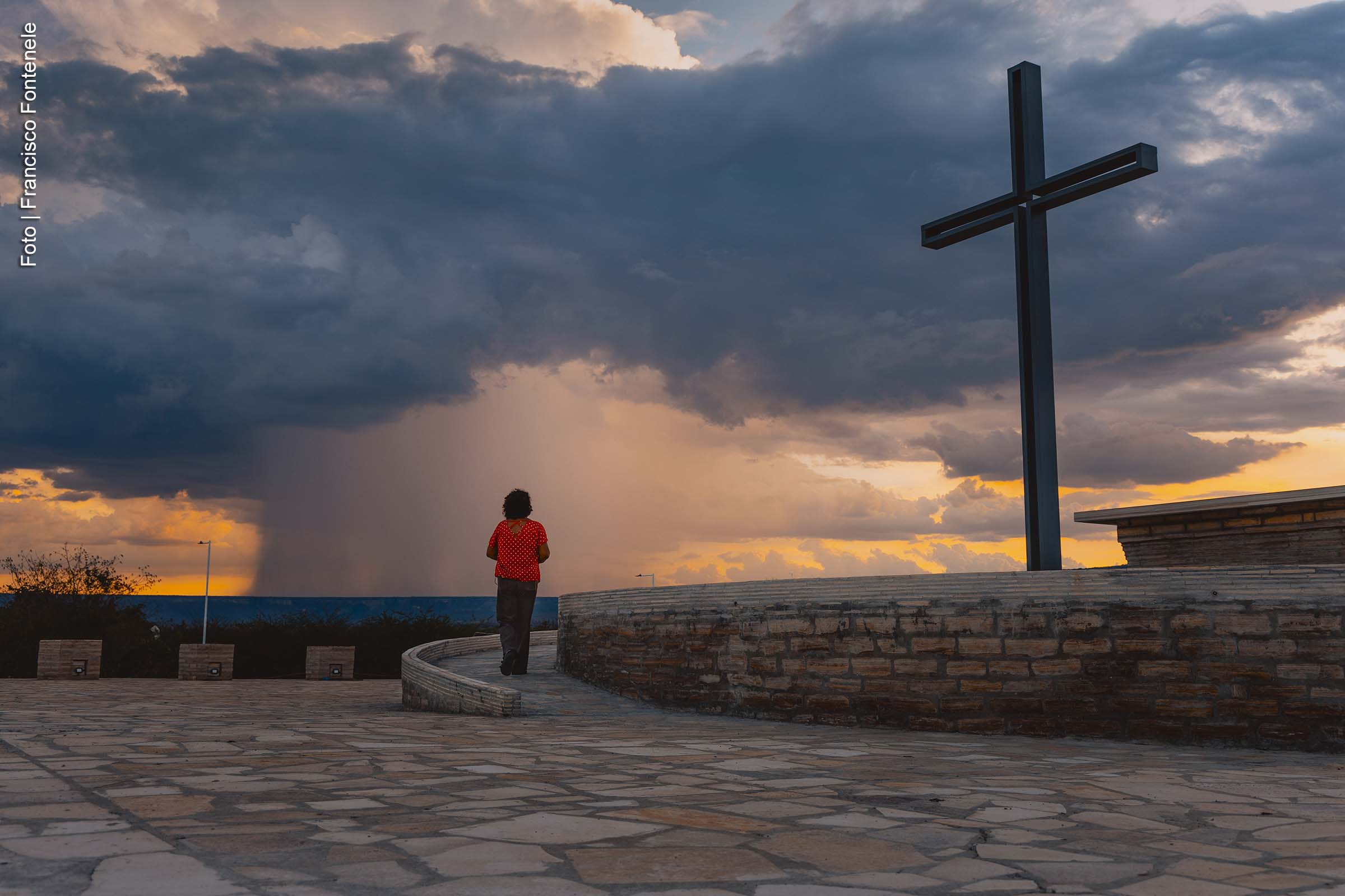 O fotógrafo Francisco Fontenele, do jornal O Povo, foi o vencedor do Prêmio Fotográfico Júlio Serra, na edição de 2024 do Prêmio Banco do Nordeste de Jornalismo Regional. A foto intitulada "Turismo e fé" foi escolhida por votação popular entre os dias 3 e 6 de dezembro. Fontenele receberá um troféu e prêmio de R$ 8 mil pela sua imagem, que retrata a ligação entre o turismo e a religiosidade no Brasil.