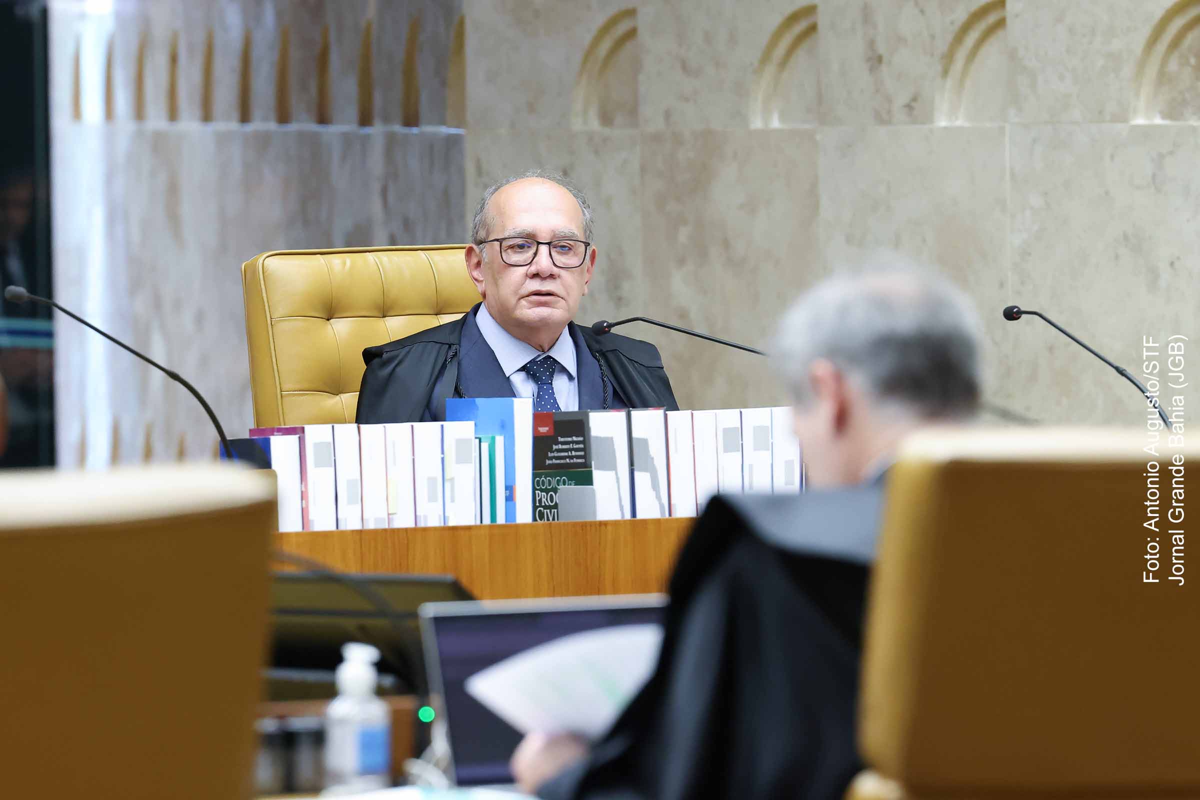 O ministro Gilmar Mendes, do STF, destaca-se por sua atuação jurídica e envolvimento em episódios marcantes que geraram críticas e elogios.