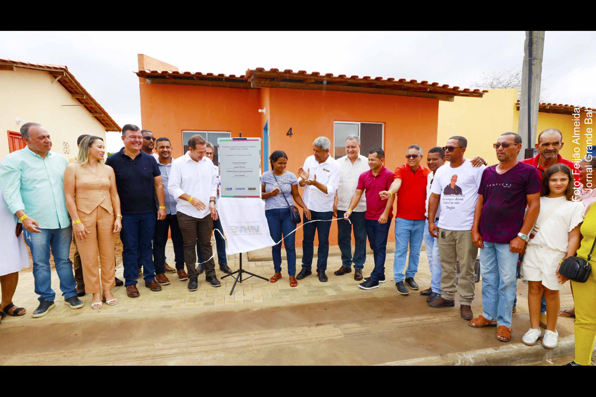O governador Jerônimo Rodrigues e o ministro Rui Costa durante a inauguração da Escola Municipal Abenil Borges dos Santos, em Nova Itarana, acompanhados por autoridades e representantes da comunidade local.