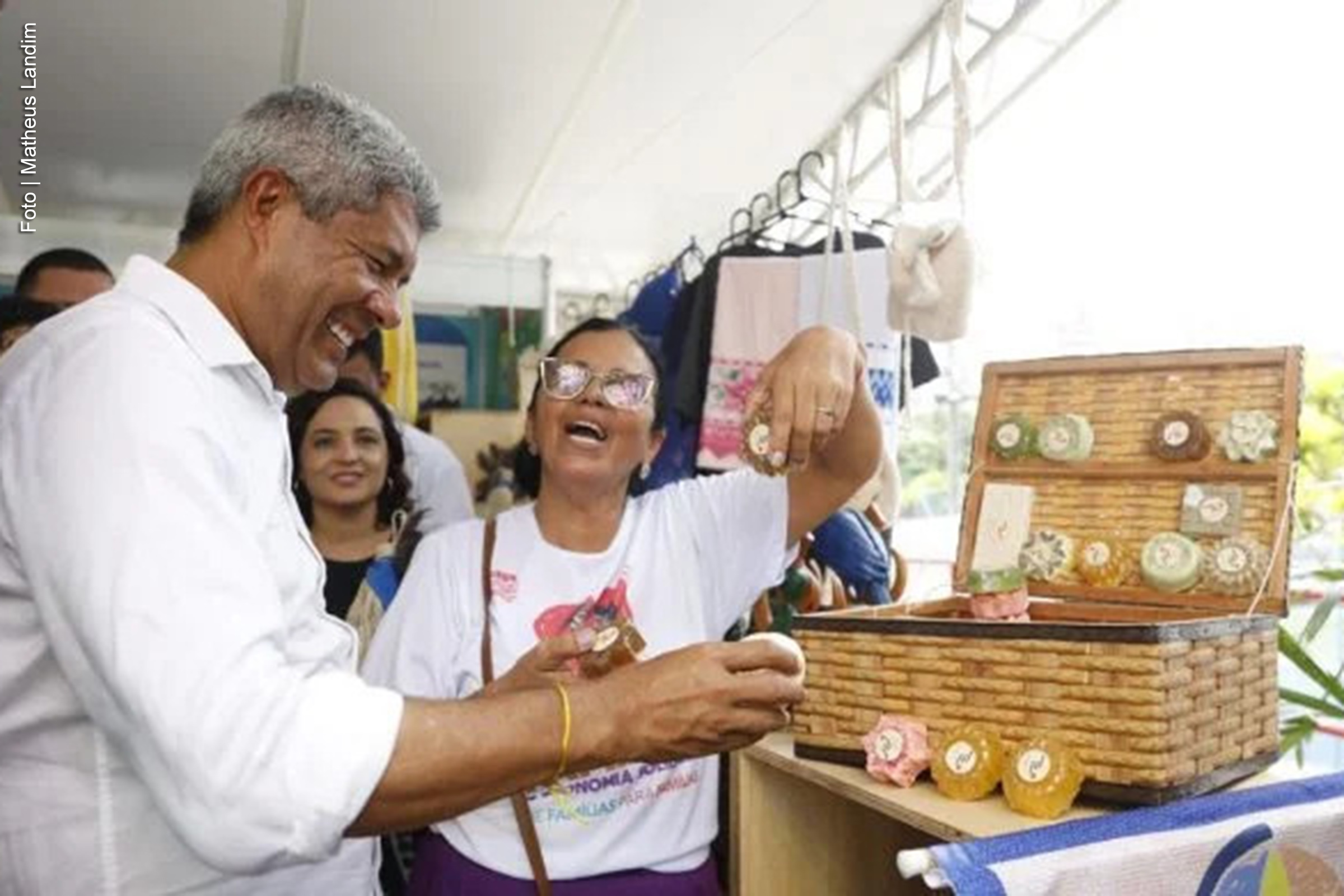 No último dia da 15ª Feira Baiana da Agricultura Familiar e Economia Solidária, o governador Jerônimo Rodrigues visitou os estandes dos 27 territórios de identidade da Bahia. O evento, realizado no Parque Costa Azul, em Salvador, contou com a presença de mais de 40 mil pessoas e 600 expositores de diversas regiões do Nordeste. A feira foi um ponto de encontro para agricultores familiares e consumidores, destacando produtos locais e a sustentabilidade.