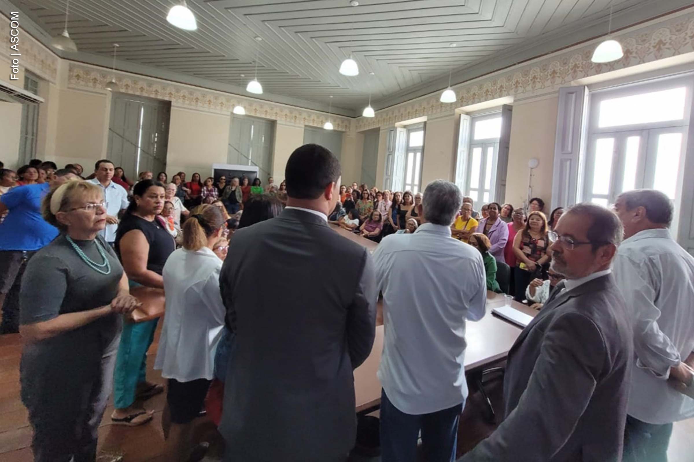 A Prefeitura de Feira de Santana abriu uma enquete para que professores da rede pública municipal opinem sobre a proposta de antecipação dos precatórios do Fundef, com deságio negociado junto a instituições bancárias. A medida, prevista em projeto de lei, está em tramitação na Câmara Municipal.