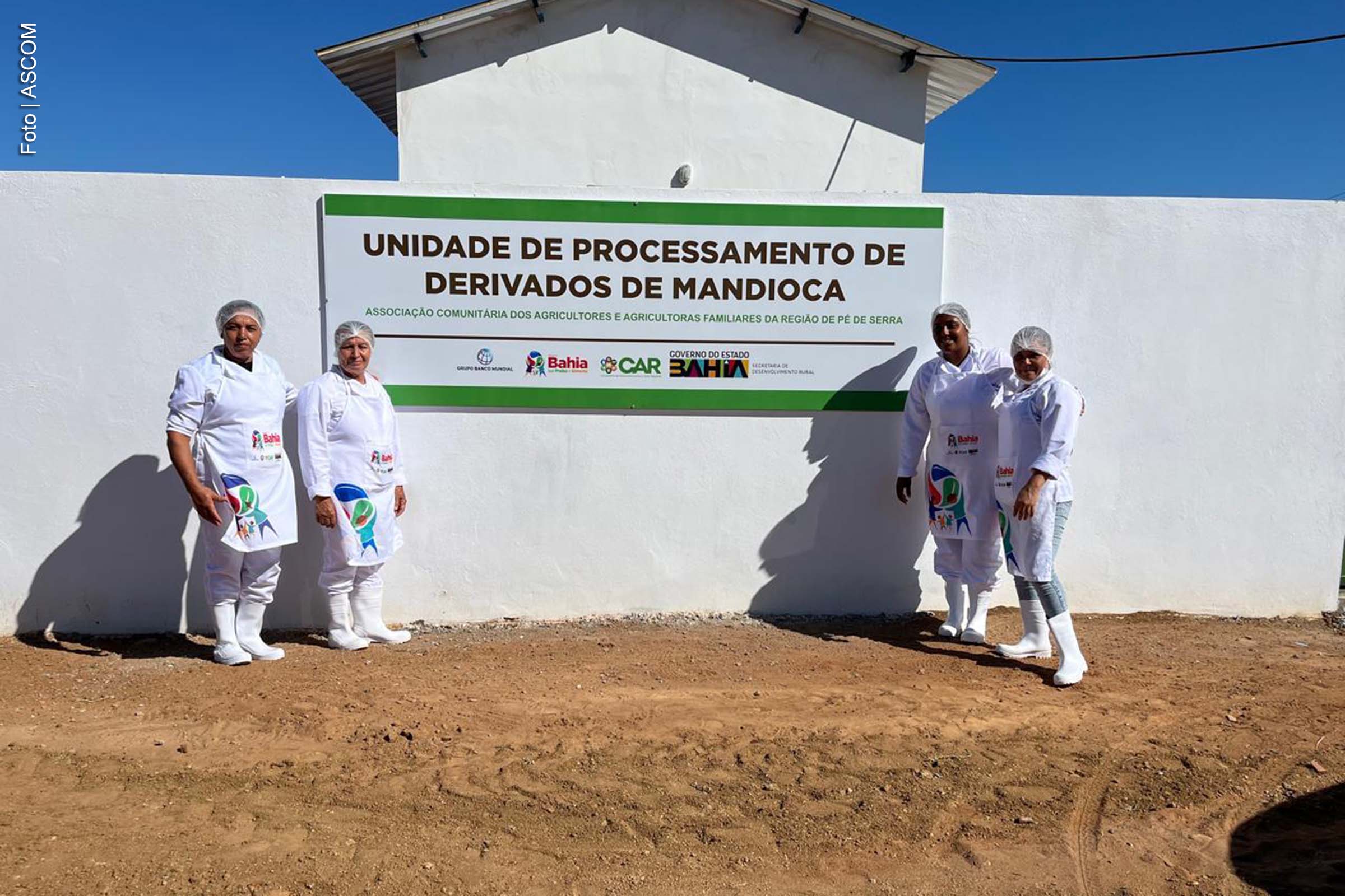 O Governo do Estado entregou uma unidade de processamento de mandioca, novas barracas para a feira livre e um barreiro para captação de água em comunidades rurais de Nova Itarana. As ações ampliam oportunidades de geração de renda, fortalecem a agricultura familiar e promovem segurança hídrica.