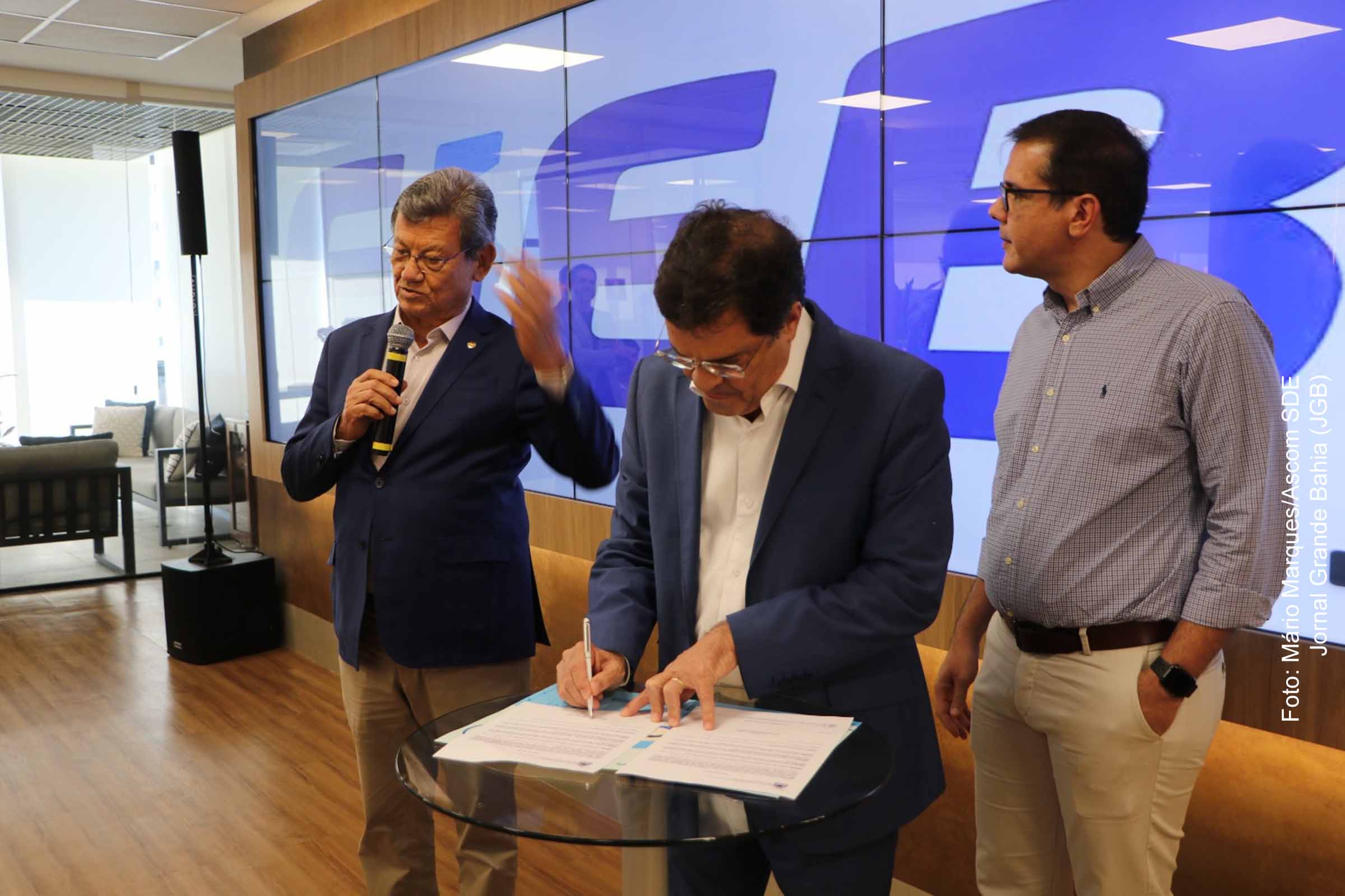 Secretaria de Desenvolvimento Econômico e FIEB formalizam parceria para criar polo industrial em Camaçari, visando impulsionar setores de cosméticos e saneantes.