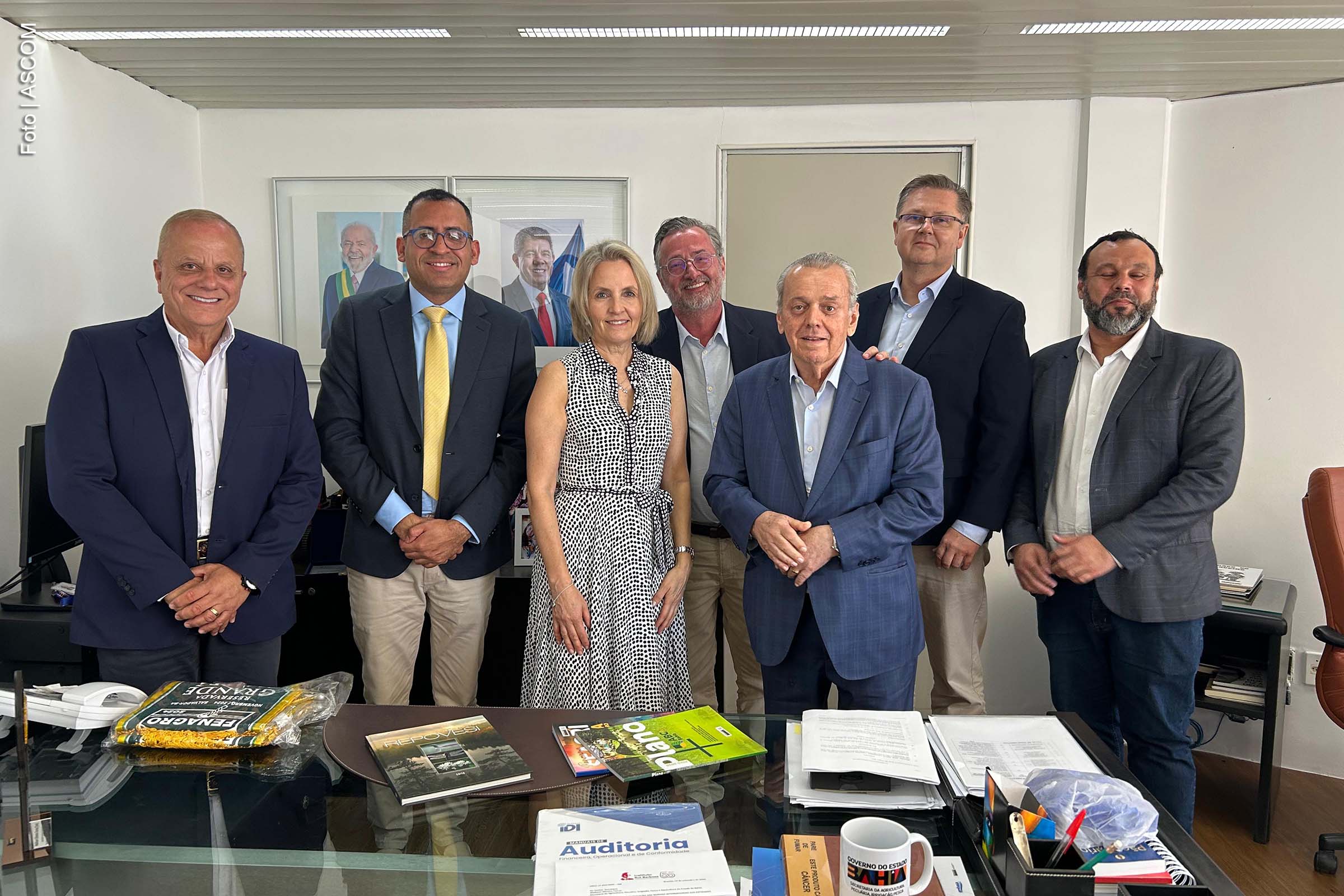 O secretário da Agricultura da Bahia, Wallison Tum, recebeu a embaixadora da Finlândia no Brasil, Johanna Karanko, para tratar de parcerias no agronegócio. O encontro destacou o Plano ABC+ Bahia e a busca por tecnologias sustentáveis, reforçando a afinidade entre os dois territórios no setor florestal e na inovação agrícola.