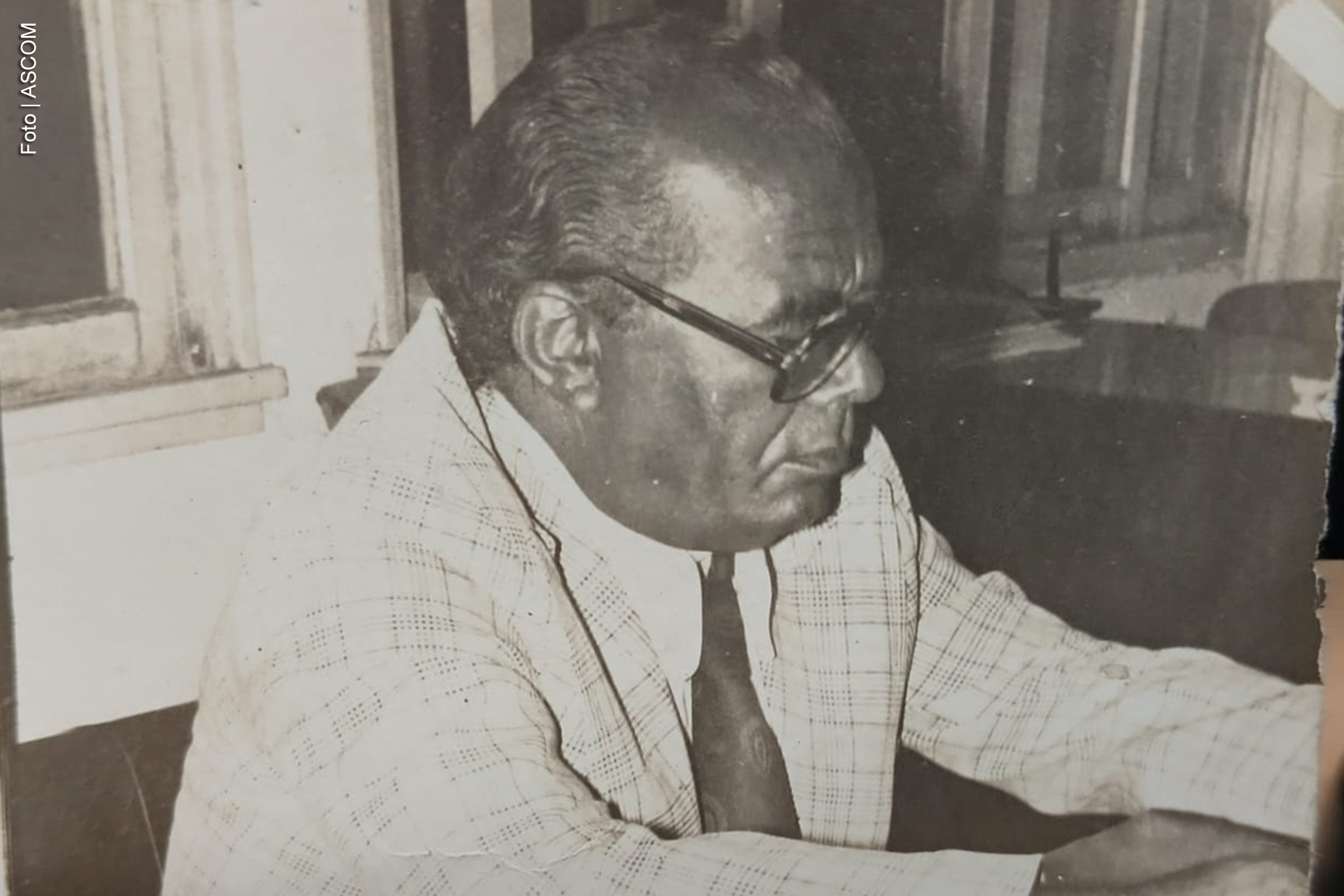 Hermes Sodré, conhecido como o “marechal” de Feira de Santana, teve uma carreira política marcada por sua atuação na Câmara Municipal da cidade, onde conquistou destaque e respeito. Nascido em 1921, na Fazenda Jacu, o político teve uma trajetória marcada pelo trabalho no campo e na política. Sua atuação como vereador e líder do governo de Colbert Martins na década de 1970 deixou um legado de melhorias para o município, sendo lembrado até hoje por suas ações e episódios folclóricos.