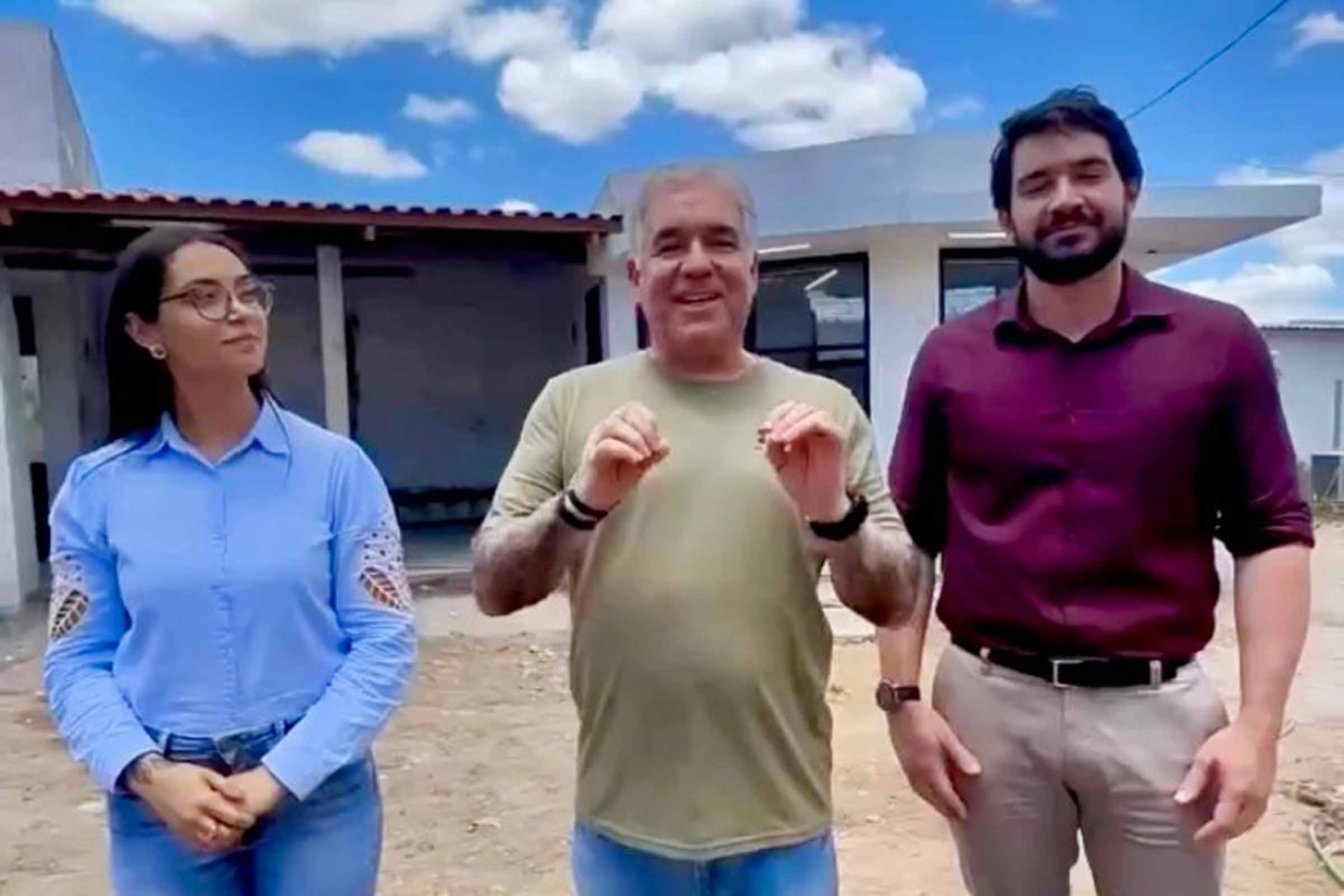 Zé Neto, deputado federal, visita as obras do novo ambulatório do Hospital Dom Pedro de Alcântara, acompanhado pelo superintendente da Santa Casa, Tácio Bezerra, e a engenheira responsável, Manuela.