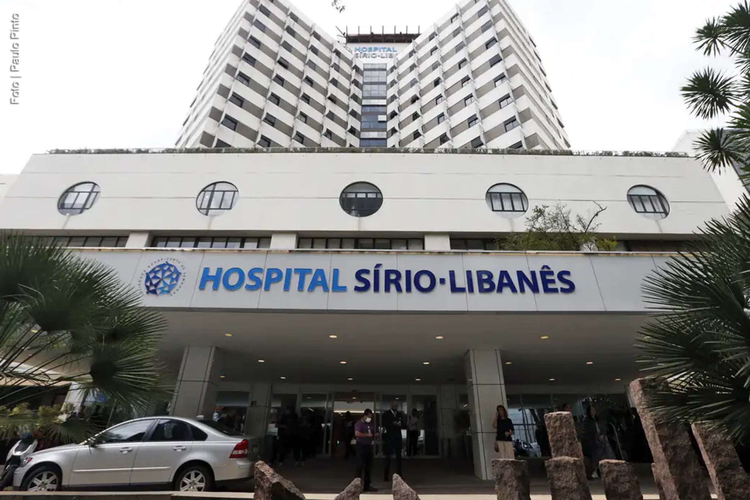 O presidente Luiz Inácio Lula da Silva recupera-se bem após o procedimento intracraniano realizado nesta quinta-feira (12), no Hospital Sírio-Libanês, em São Paulo. O médico Roberto Kalil Filho informou que a embolização da artéria meníngea média foi bem-sucedida. Lula está acordado e conversando. A intervenção foi necessária após complicações de um acidente doméstico ocorrido em outubro.