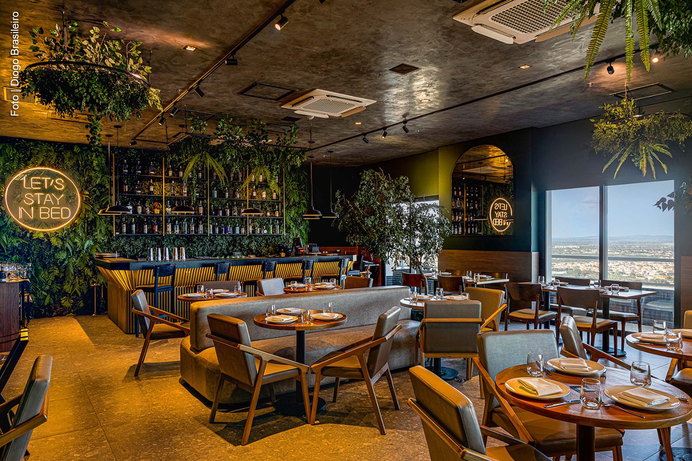 O Seen Restaurant & Bar, localizado no 31º andar do hotel NH Feira de Santana, disponibiliza pacotes exclusivos para confraternizações de final de ano. Com uma vista panorâmica da cidade, o ambiente combina gastronomia de qualidade e uma seleção de bebidas variadas para criar experiências personalizadas. O restaurante apresenta opções de menus e pacotes para atender diferentes preferências, proporcionando momentos marcantes para grupos corporativos, familiares e amigos.