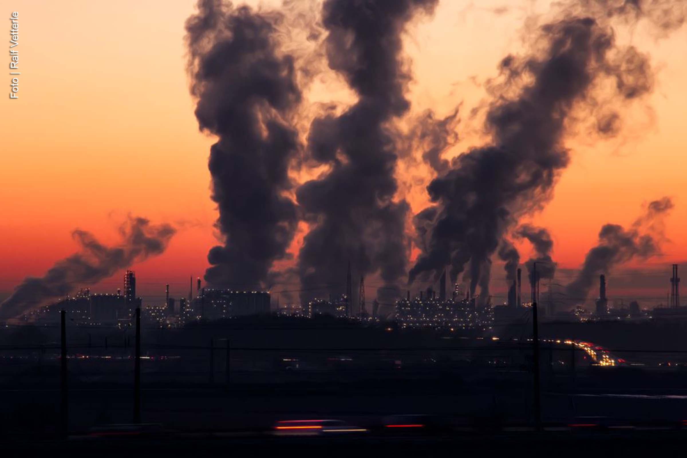 Os governos do Brasil e do Reino Unido iniciaram uma colaboração para implementar políticas de descarbonização industrial, com o objetivo de reduzir emissões de gases poluentes e estimular a transição para energias limpas. A parceria, formalizada durante a COP29 em novembro, será discutida novamente na COP30, em Belém. O foco será o desenvolvimento de modelos de negócios sustentáveis e a atração de investimentos em tecnologias de baixo carbono. A iniciativa visa criar soluções replicáveis globalmente, com especial ênfase em países do Sul Global.