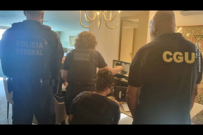 Policiais federais em frente a um imóvel durante a execução de mandados da Operação Overclean, que investiga o desvio de R$ 1,4 bilhão de recursos públicos em cinco estados.