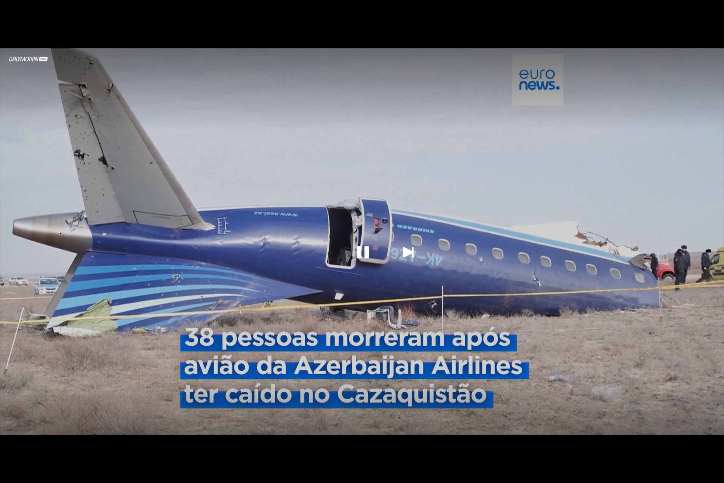 A aeronave da Azerbaijan Airlines, que caiu após ser atingida por um míssil russo durante uma tentativa de aterragem de emergência perto de Aktau, no Cazaquistão.