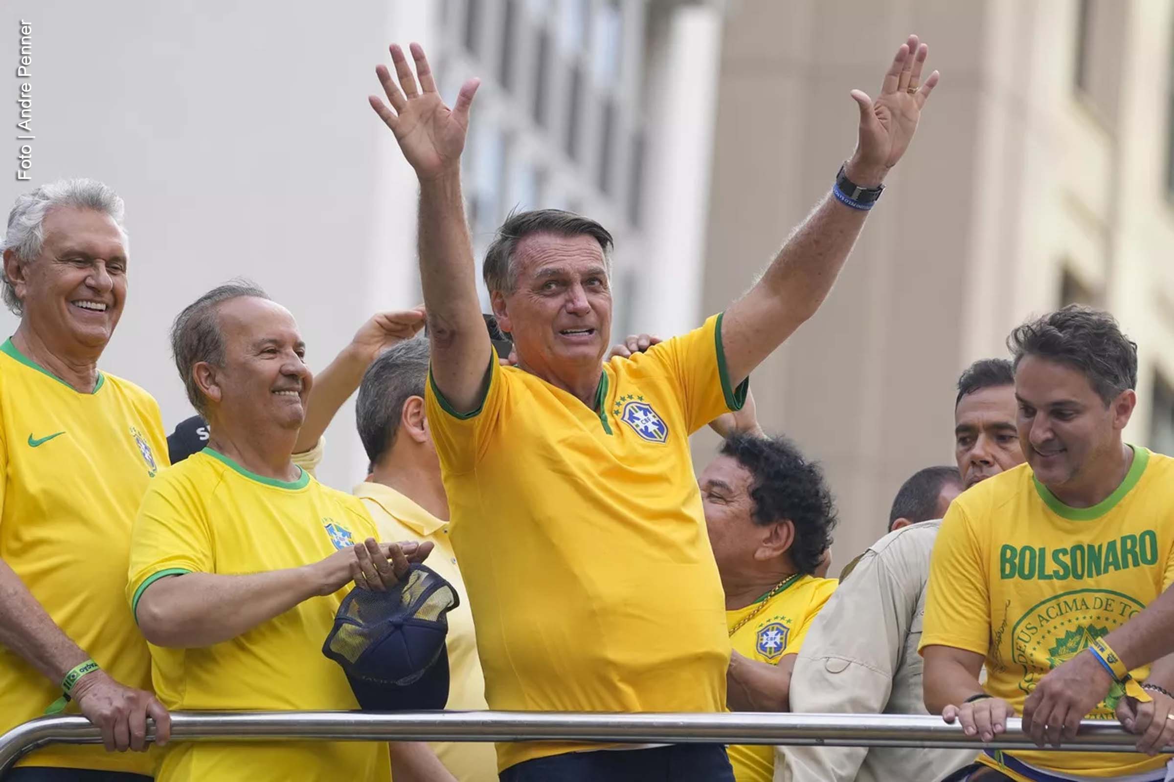 A defesa do ex-presidente Jair Bolsonaro adota estratégia para dissociá-lo da autoria de plano golpista investigado pela Polícia Federal, sugerindo que integrantes das Forças Armadas seriam os principais beneficiários. A declaração foi dada pelo advogado Paulo Amador da Cunha Bueno, que também aponta possível traição de aliados militares próximos.