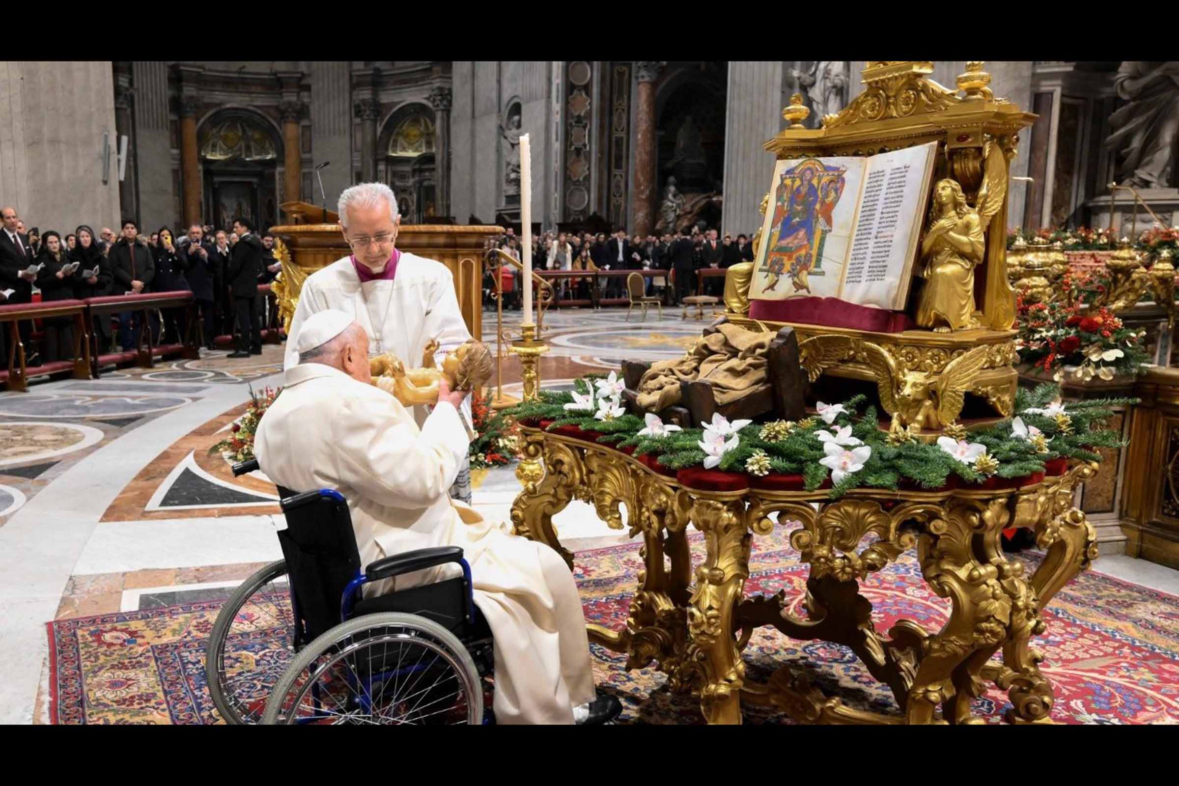 O Papa Francisco presidiu às Primeiras Vésperas de ação de graças pelo ano de 2024, na Basílica Vaticana, destacando a fraternidade como esperança para a humanidade. Durante a homilia, sublinhou a contribuição de Roma para acolher peregrinos no Jubileu e enfatizou que a transformação começa em cada indivíduo. Ao final, visitou o presépio na Praça São Pedro.