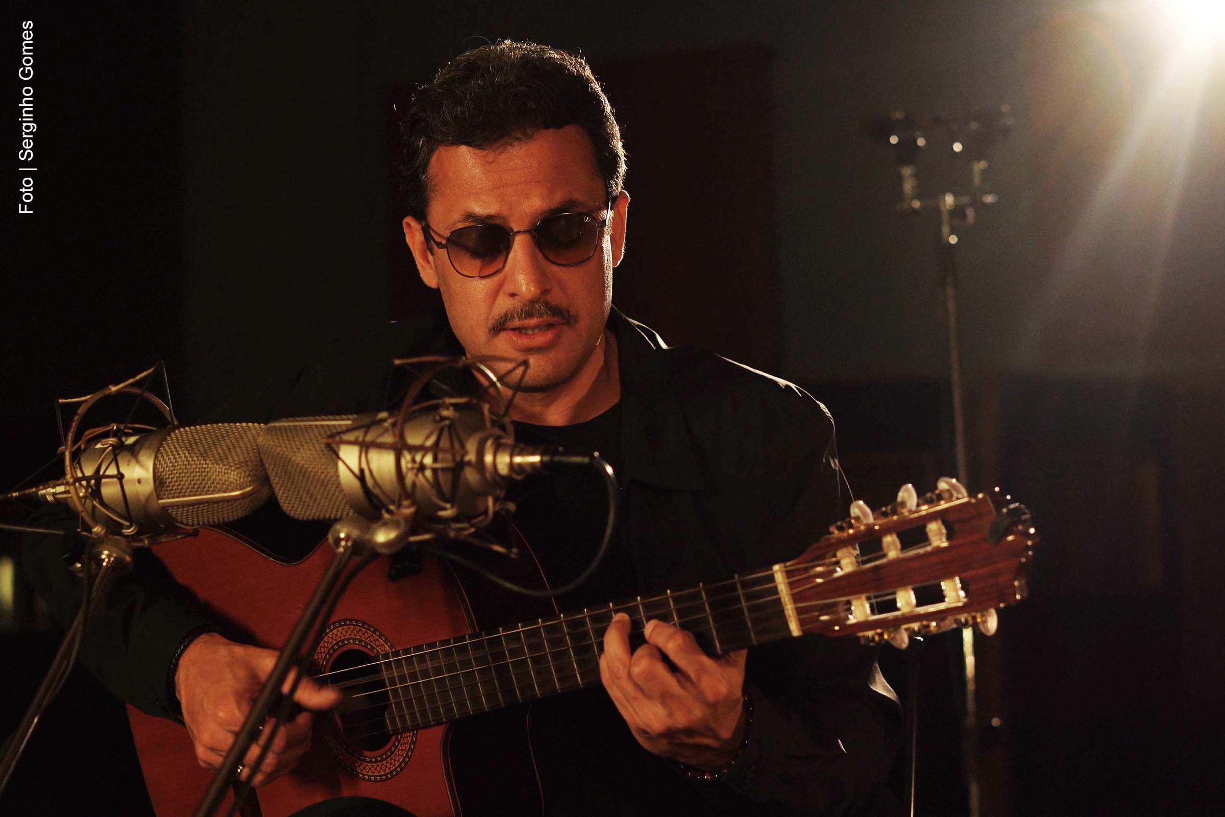 O cantor e compositor João Sabiá lançou, nas principais plataformas digitais, o álbum "João & Violão", seu quinto trabalho de estúdio, em comemoração aos seus 25 anos de carreira. O álbum revisita sua trajetória artística com arranjos minimalistas e acústicos, incluindo duas novas faixas. A obra também contará com uma versão audiovisual prevista para janeiro de 2025, com vídeos exclusivos para cada canção.