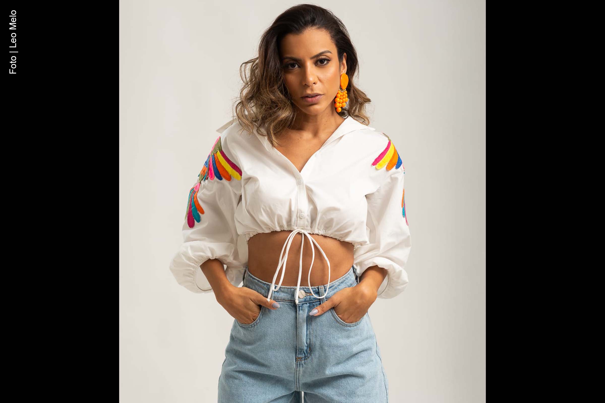 Kaline Rabelo, cantora feirense, lança o projeto SOUL AXÉ em celebração aos 40 anos da Axé Music. Com um repertório que mistura canções autorais e clássicos do gênero, a artista se prepara para o Carnaval de Salvador e uma agenda que visa resgatar e valorizar a cultura baiana.