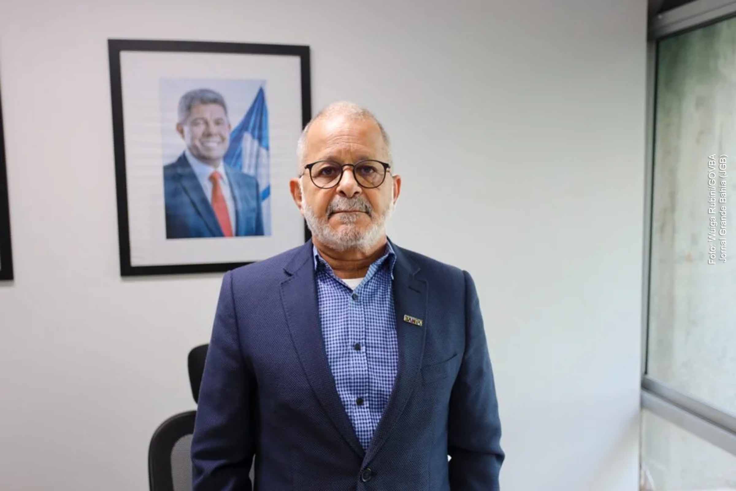 Luciano Suedde é um profissional com ampla experiência na comunicação institucional, com uma sólida formação acadêmica e um percurso diversificado que une o setor público e privado. Nascido no Ceará, Suedde é formado em Tecnologia da Informação e Marketing Estratégico, com pós-graduação em Administração Financeira. Sua carreira começou no setor privado, com destaque para sua atuação como gerente comercial na Rede Bandeirantes e consultor de marketing na UFBA e FAPES. No setor público, Suedde construiu uma trajetória de sucesso na Secretaria de Comunicação Social da Bahia, onde foi chefe de gabinete e desempenhou papel estratégico na comunicação institucional. Sua nomeação para a Secom Bahia é vista como uma continuidade natural de seu trabalho inovador, com foco na transparência e adaptação às novas demandas da comunicação digital.